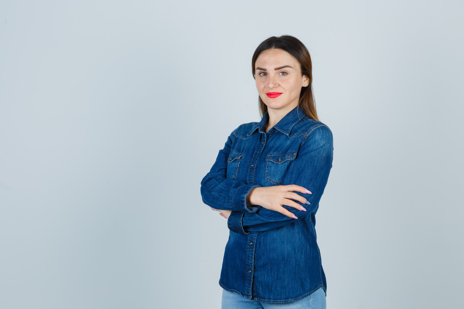 Eine lächelnde Frau mit verschränkten Armen | Quelle: Freepik