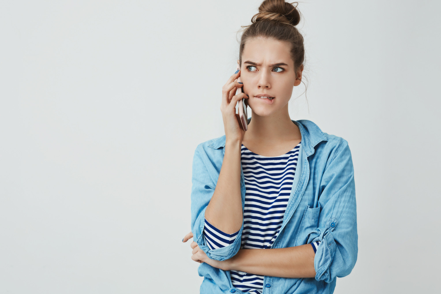 Eine frustrierte Frau bei einem Telefonat | Quelle: Freepik