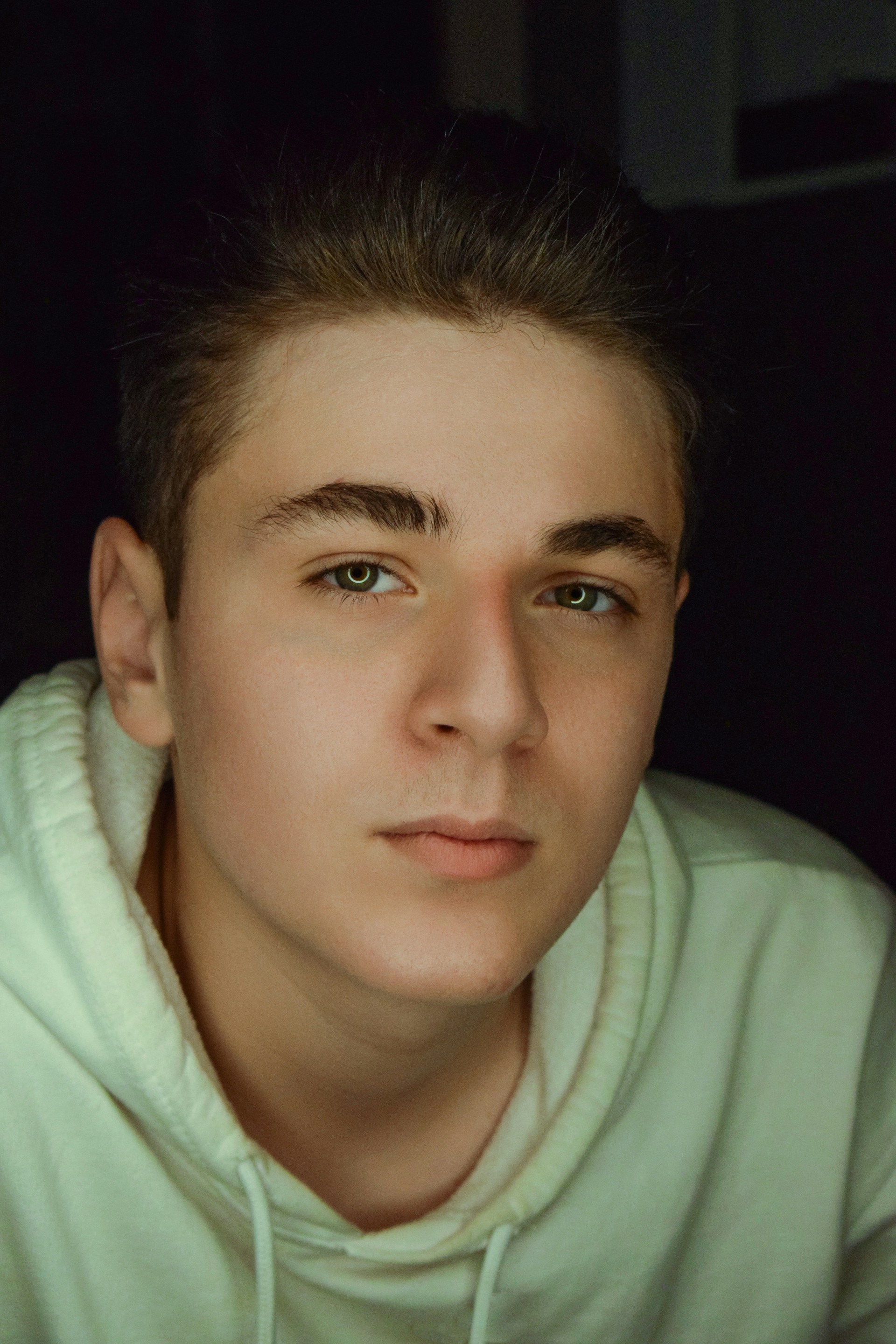 Ein nachdenklicher Teenager-Junge | Quelle: Unsplash