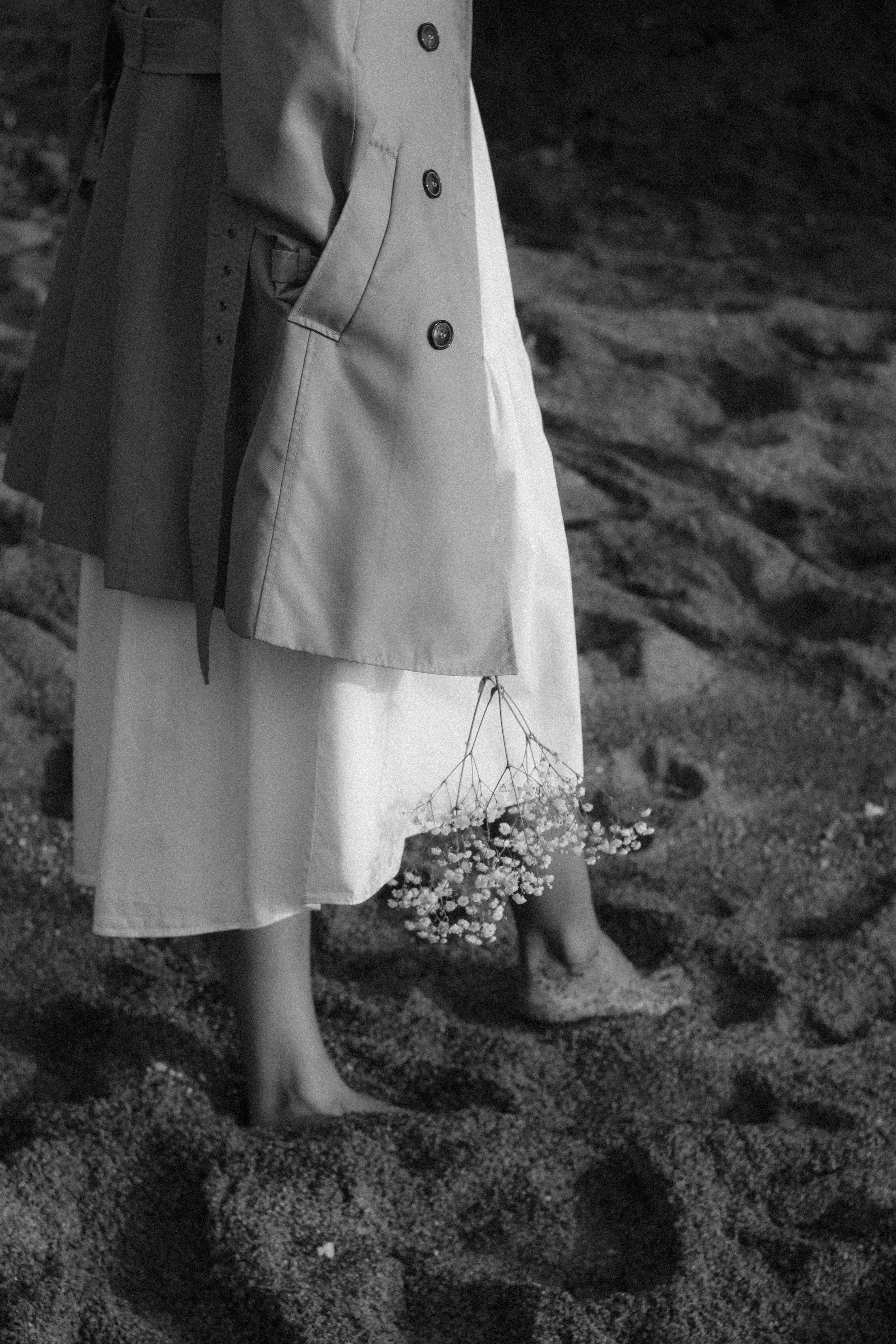 Eine Frau, die am Strand spazieren geht | Quelle: Pexels