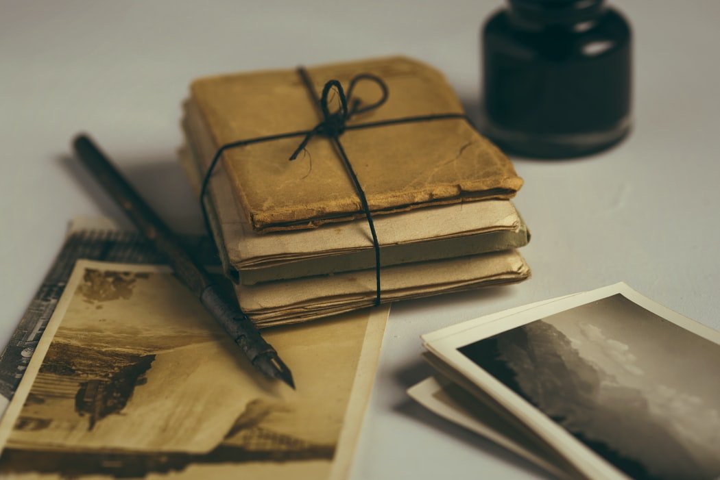 Alte Briefe und Fotos aus dem alten Kofferraum | Quelle: Unsplash