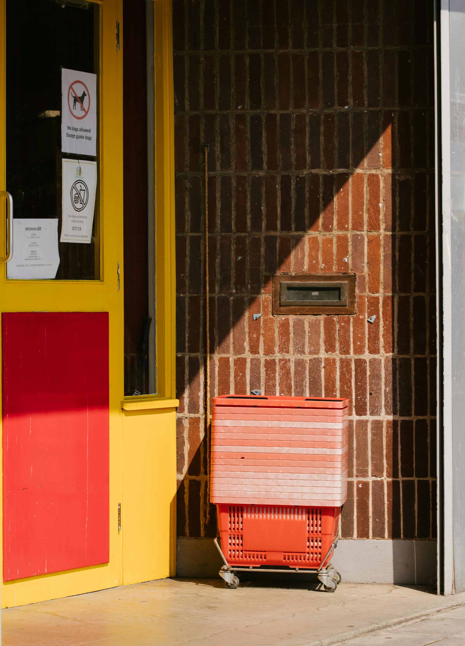 Der Eingang zu einem Supermarkt | Quelle: Pexels