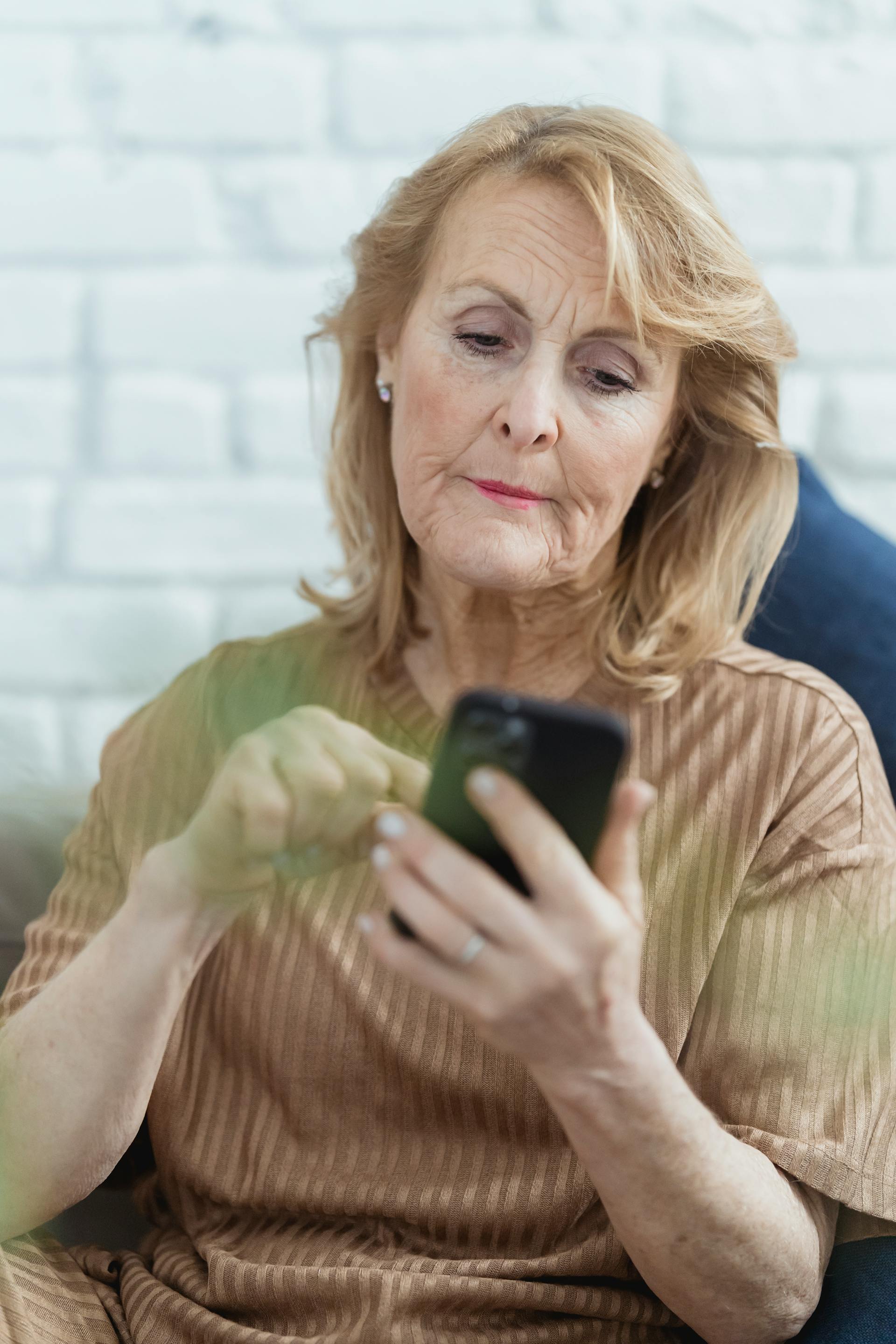 Eine Frau, die ihr Telefon benutzt | Quelle: Pexels