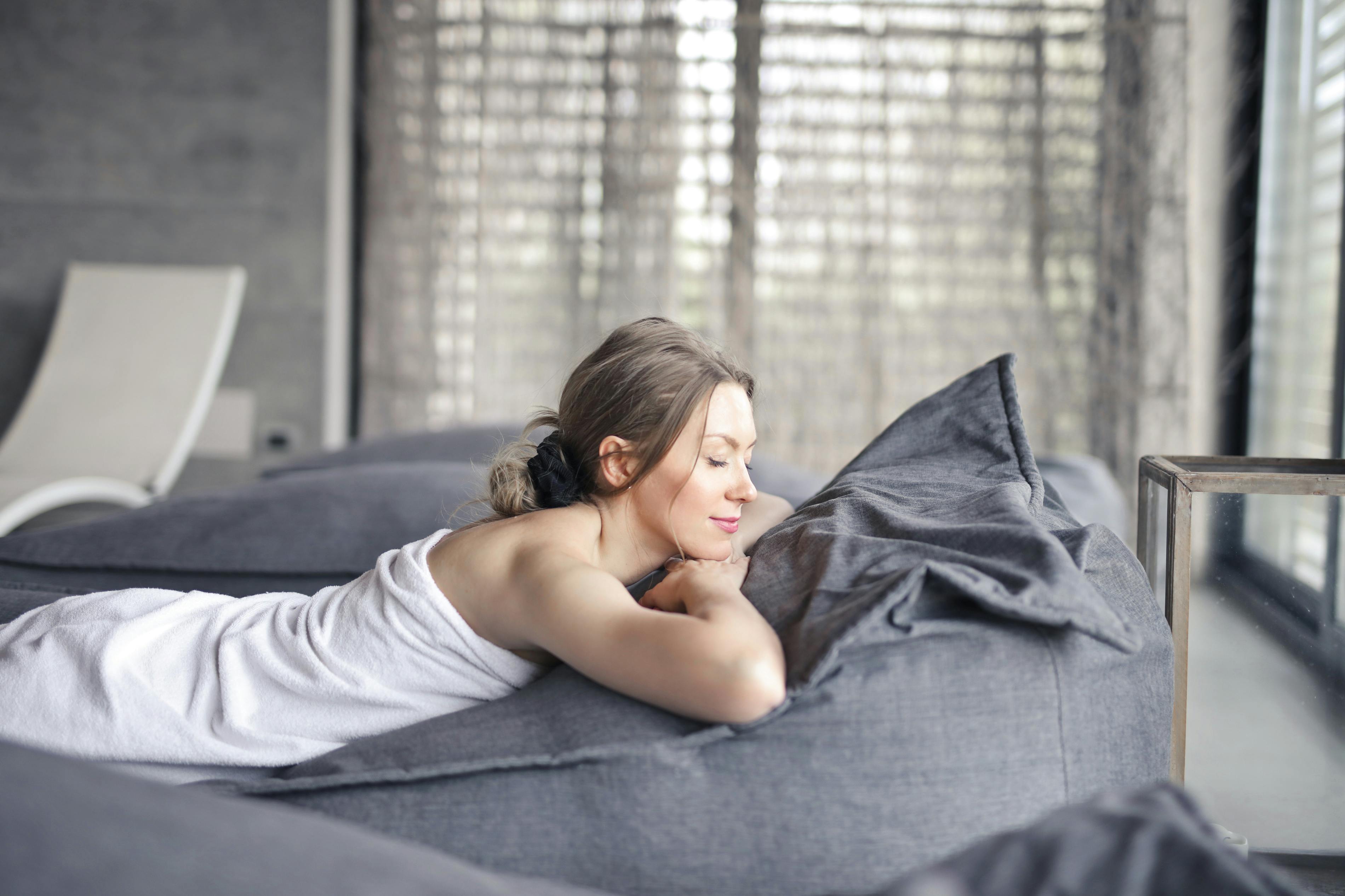 Eine entspannte Frau bei einer Spa-Behandlung | Quelle: Pexels