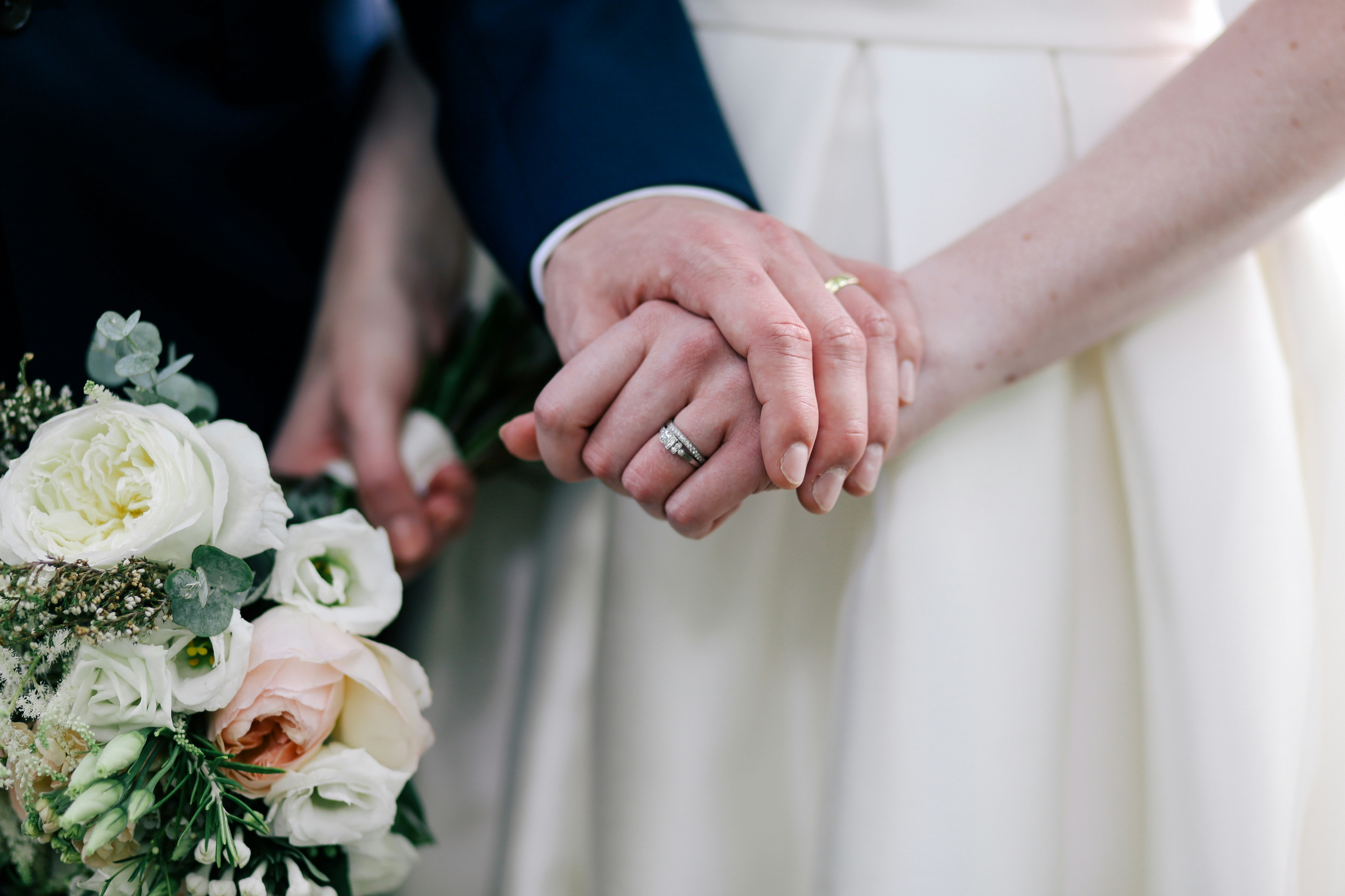 Eine Braut und ein Bräutigam | Quelle: Unsplash