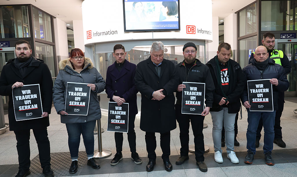 04. Februar 2026, Bayern, Nürnberg: Martin Burkert (M), Mitglied des Deutschen Bundestages und Vorsitzender der Eisenbahnergewerkschaft EVG, mit Mitgliedern der EVG und anderen Mitarbeitern der Deutschen Bahn während der Schweigeminute für einen getöteten Zugbegleiter. | Quelle: Getty Images