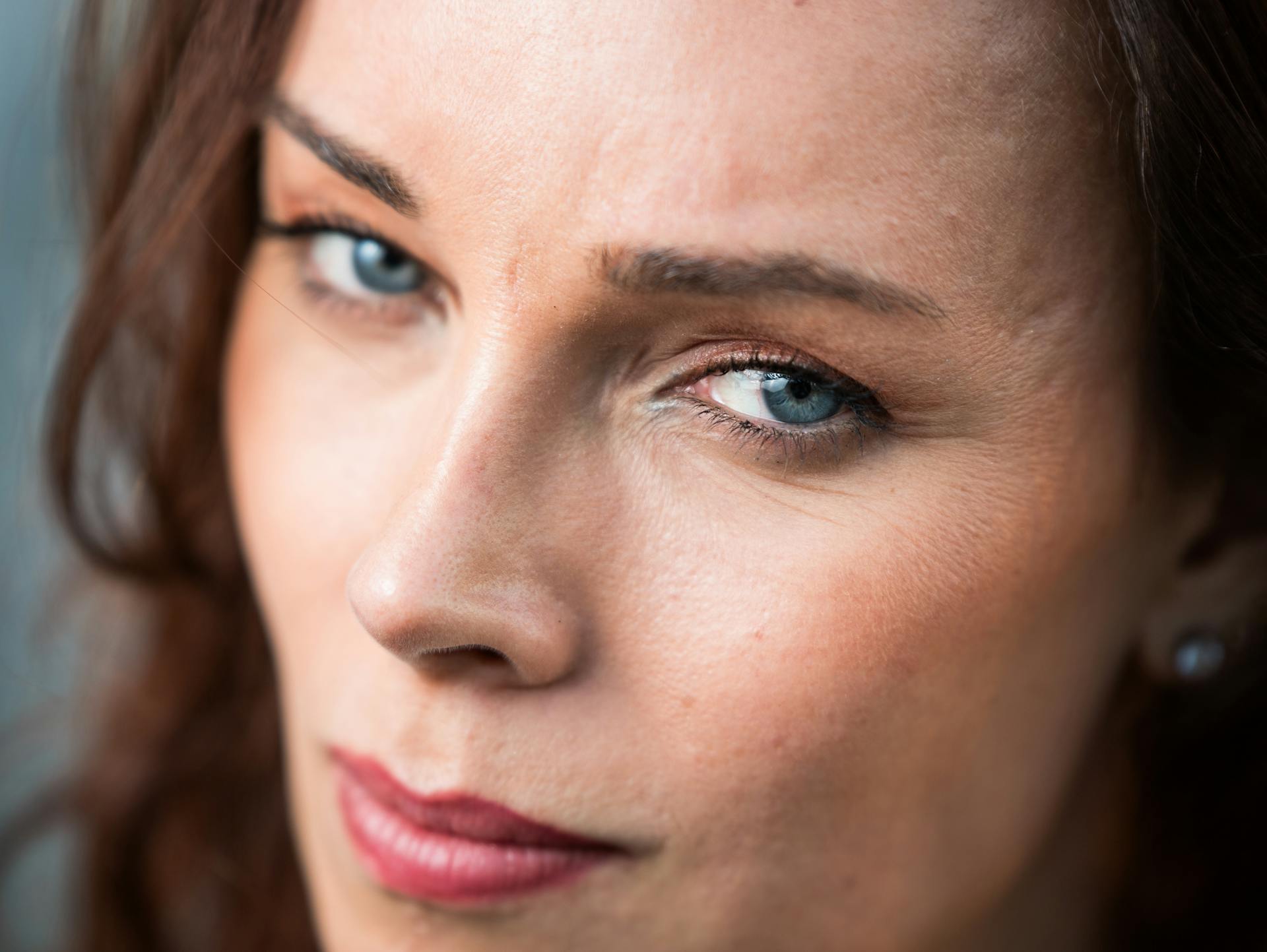 Eine Frau mit einem herablassenden Blick | Quelle: Pexels