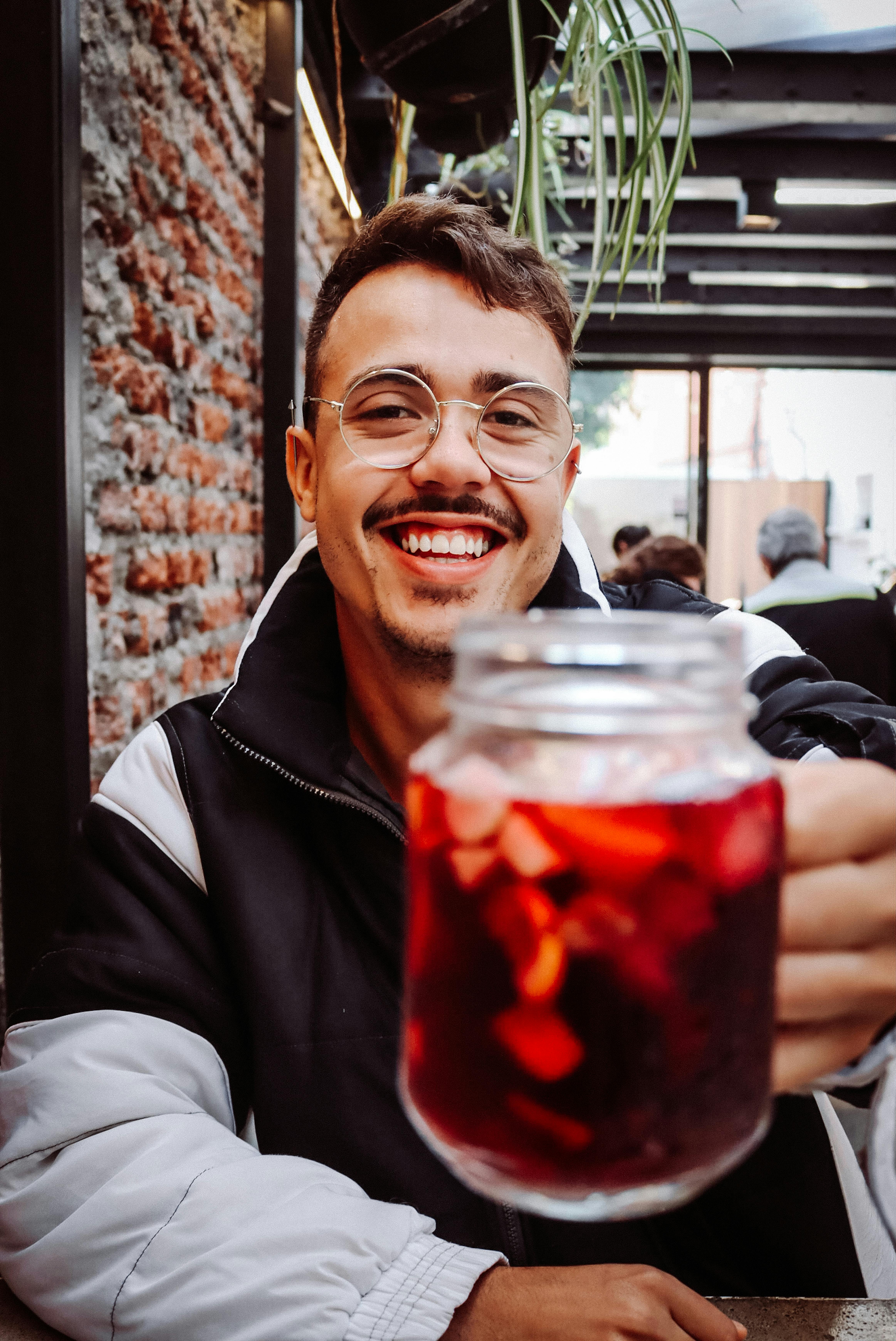 Ein Mann, der ein Glas hält | Quelle: Pexels