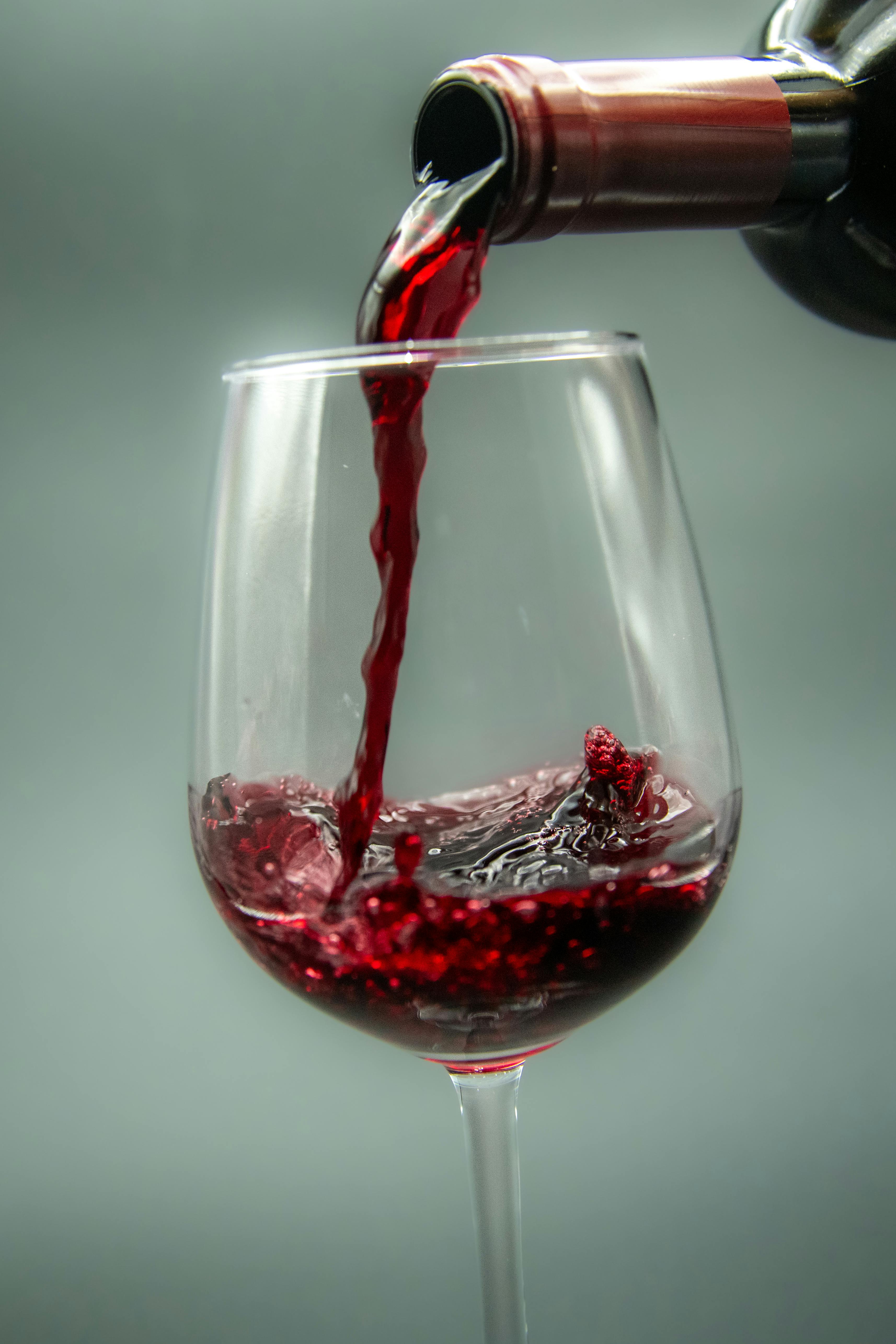 Rotwein wird eingeschenkt | Quelle: Pexels
