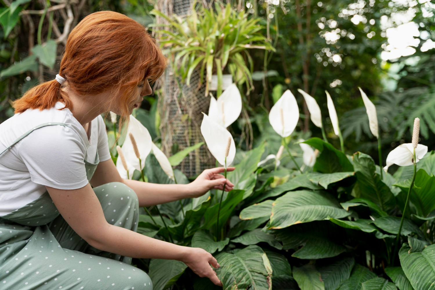 Eine junge Frau kümmert sich um Pflanzen in einem Garten | Quelle: Freepik