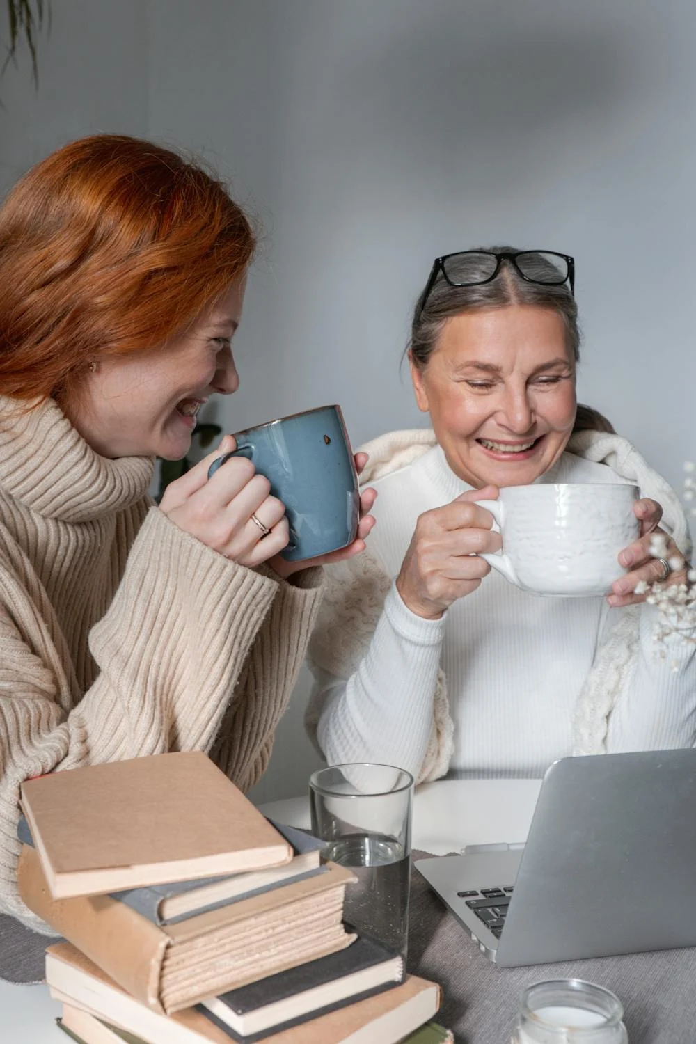 Zwei Frauen beim Teetrinken | Quelle: Pexels