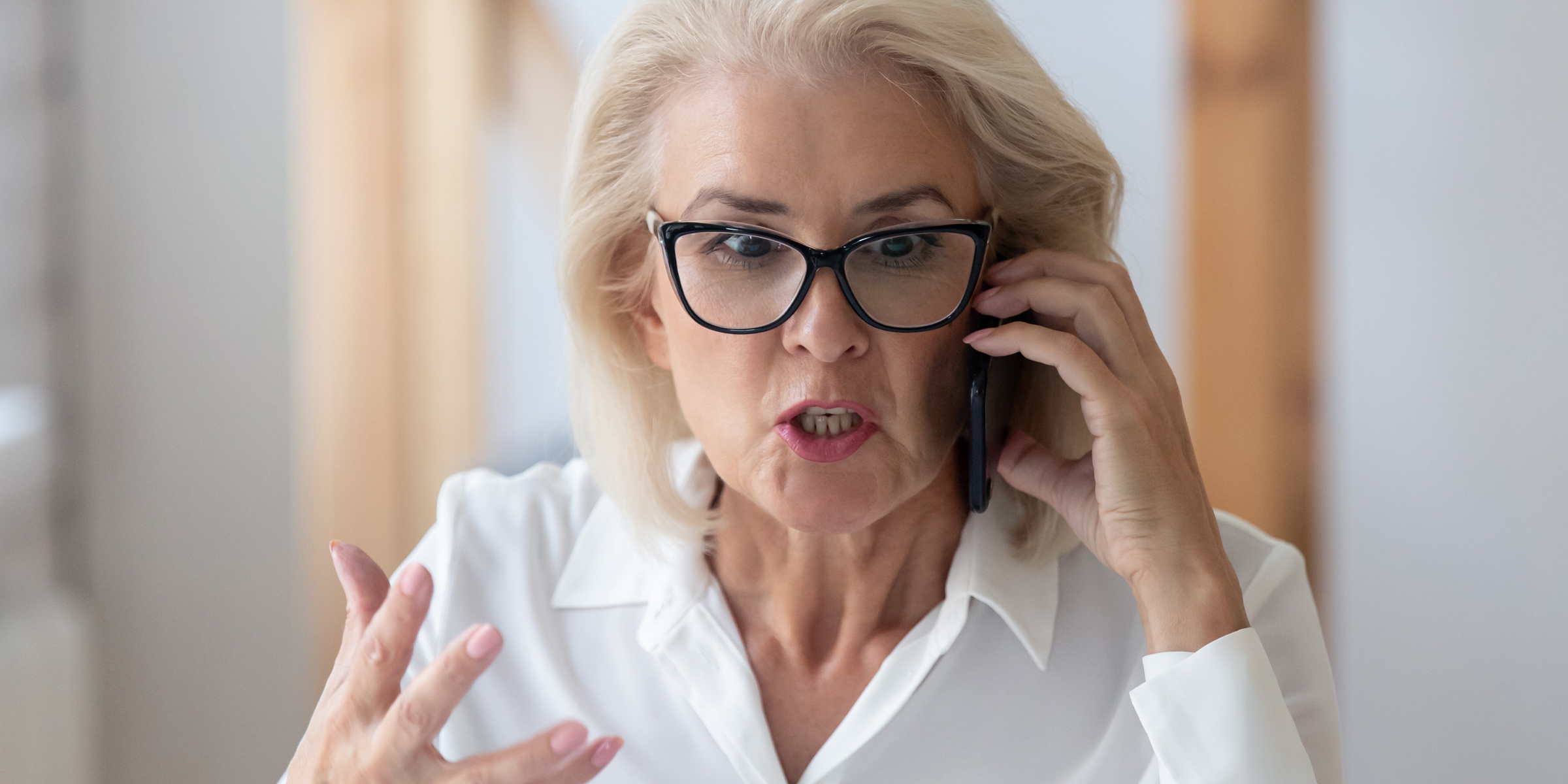 Eine Frau spricht wütend während eines Telefonats | Quelle: Shutterstock
