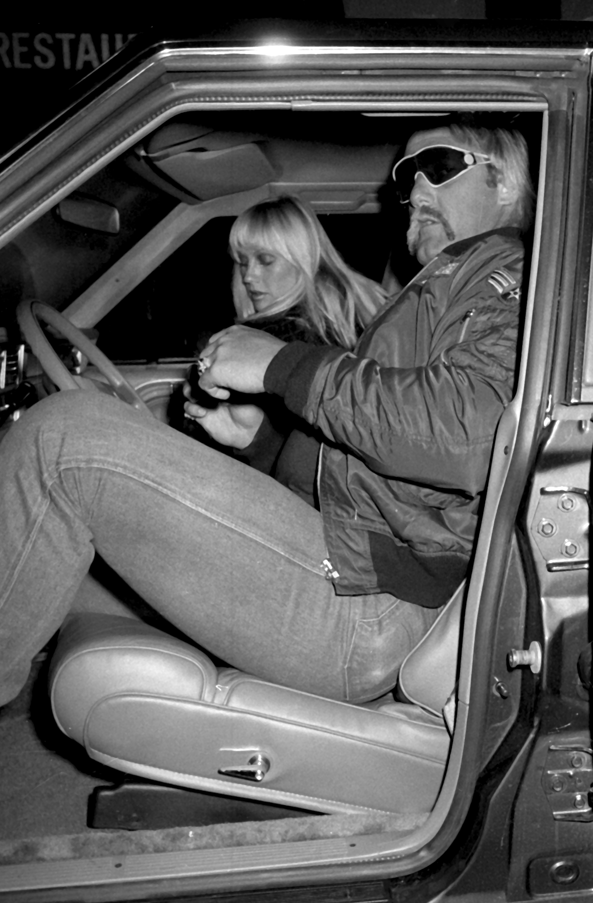 Linda und Hulk Hogan, fotografiert in seinem Auto vor dem Palm Restaurant in Beverly Hills, Kalifornien am 6. Februar 1986. | Quelle: Getty Images