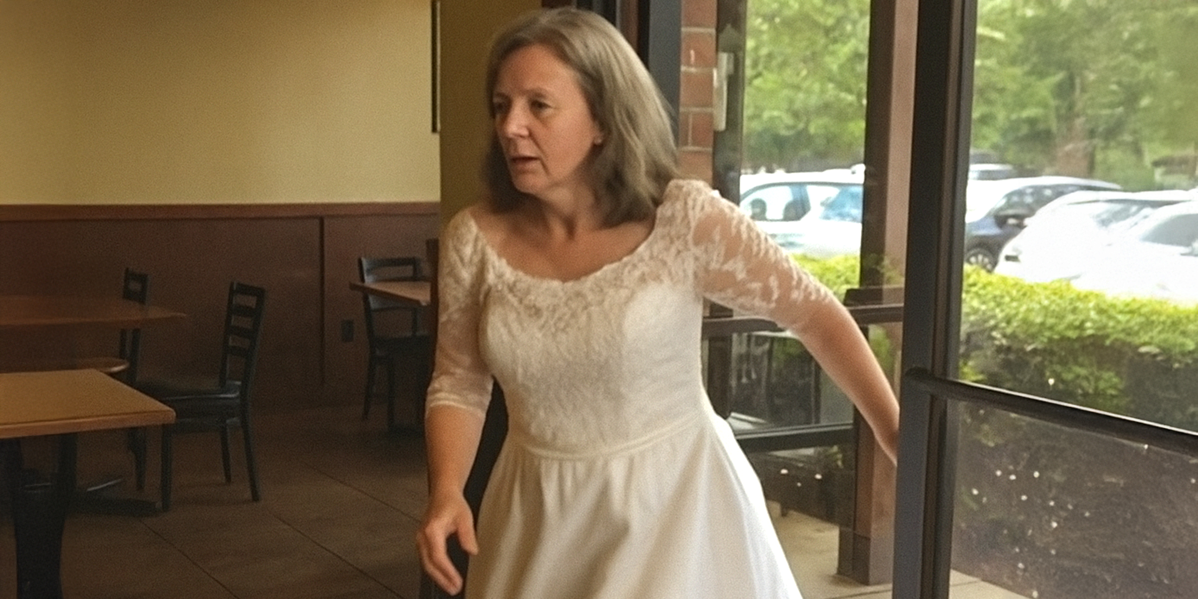 Eine Frau in einem weißen Kleid | Quelle: Barabola