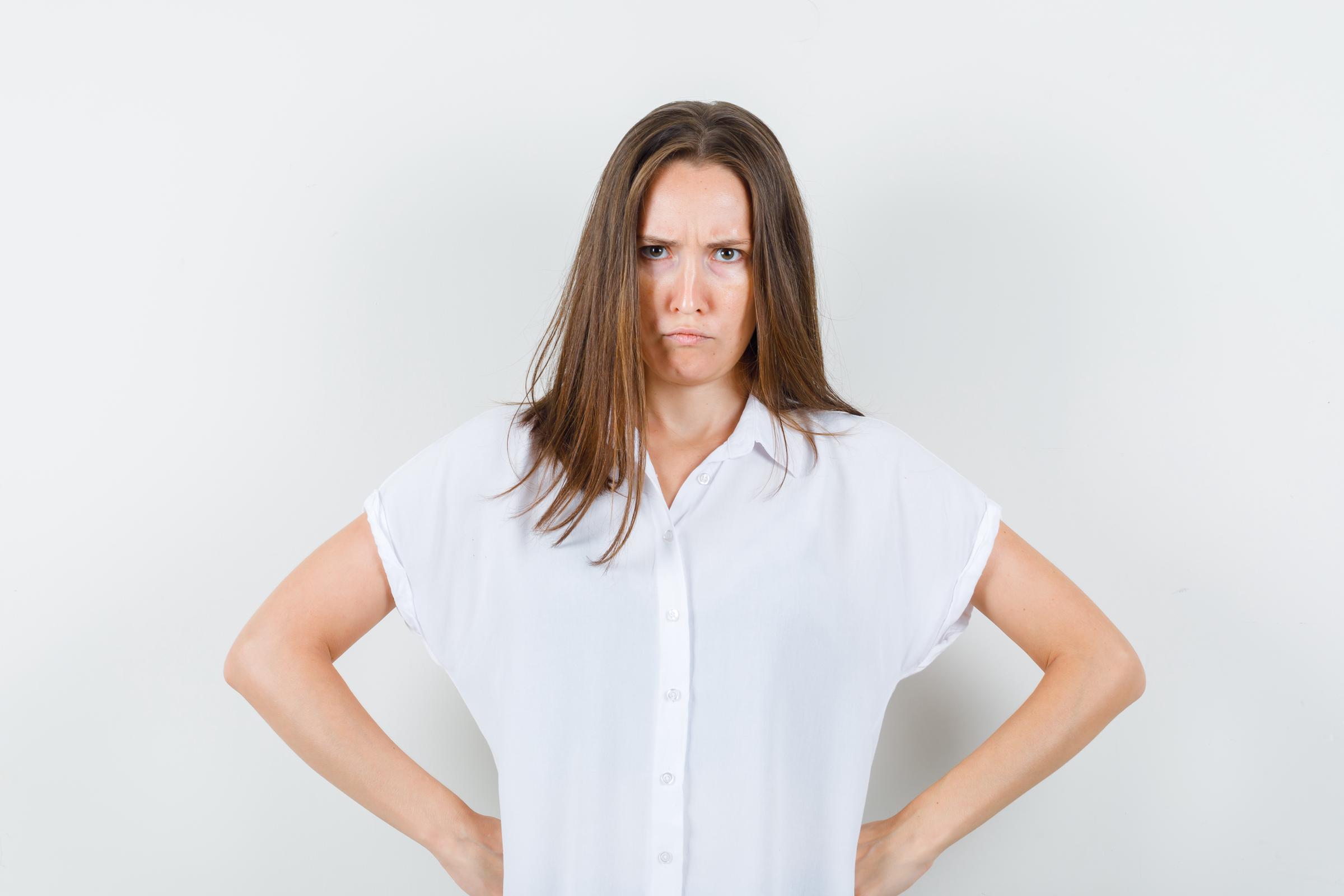 Eine Frau runzelt die Stirn | Quelle: Freepik