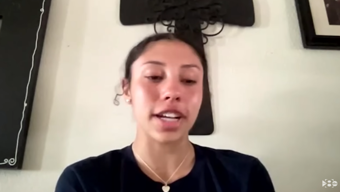 Eva Love, Ava Moores beste Freundin, wird emotional, als sie sich an Avas Freundlichkeit, Führungsqualitäten und ihre Pläne, ihrem Land zu dienen, erinnert | Quelle: YouTube/WFAA8