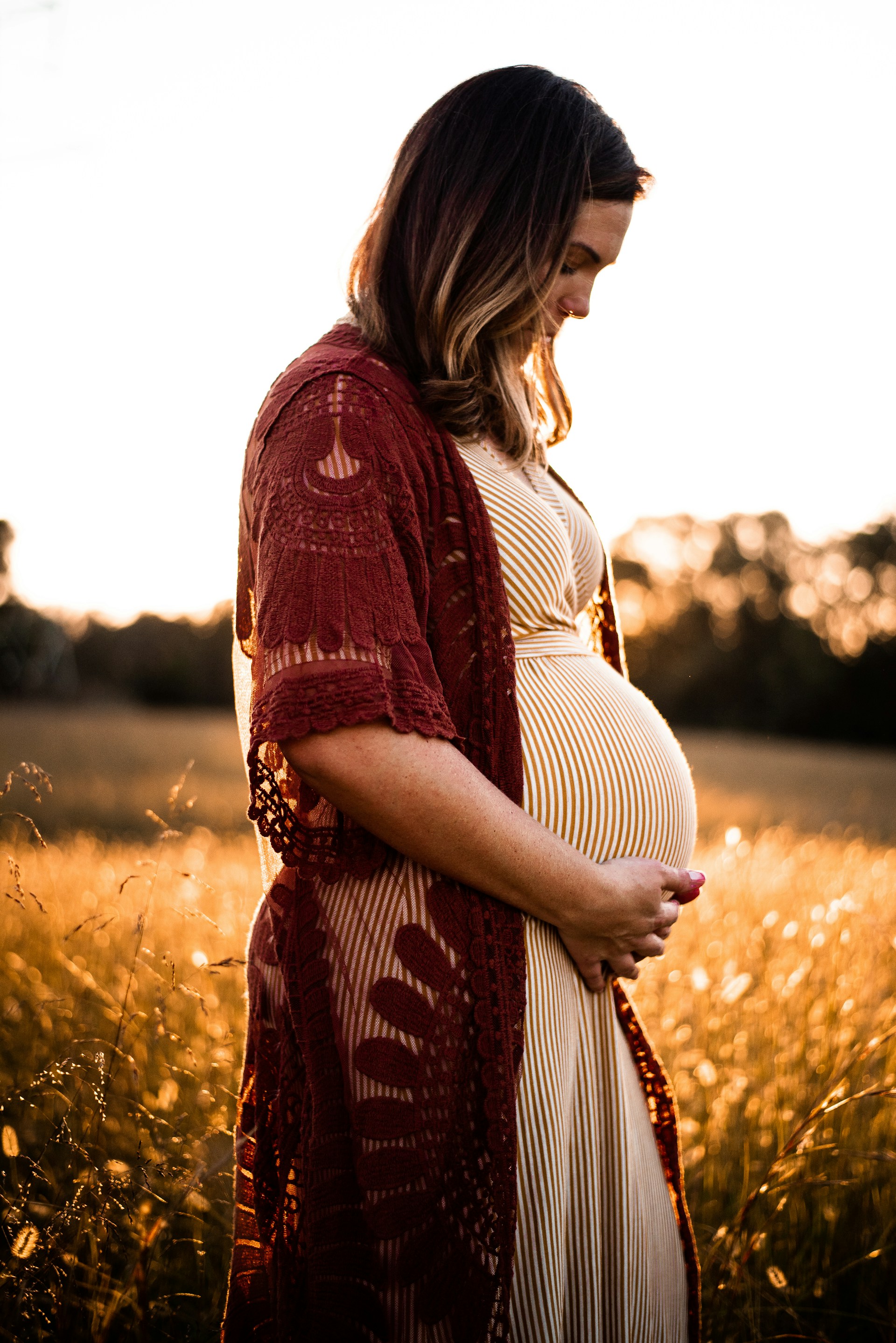 Eine schwangere Frau, die auf einem Feld steht | Quelle: Unsplash