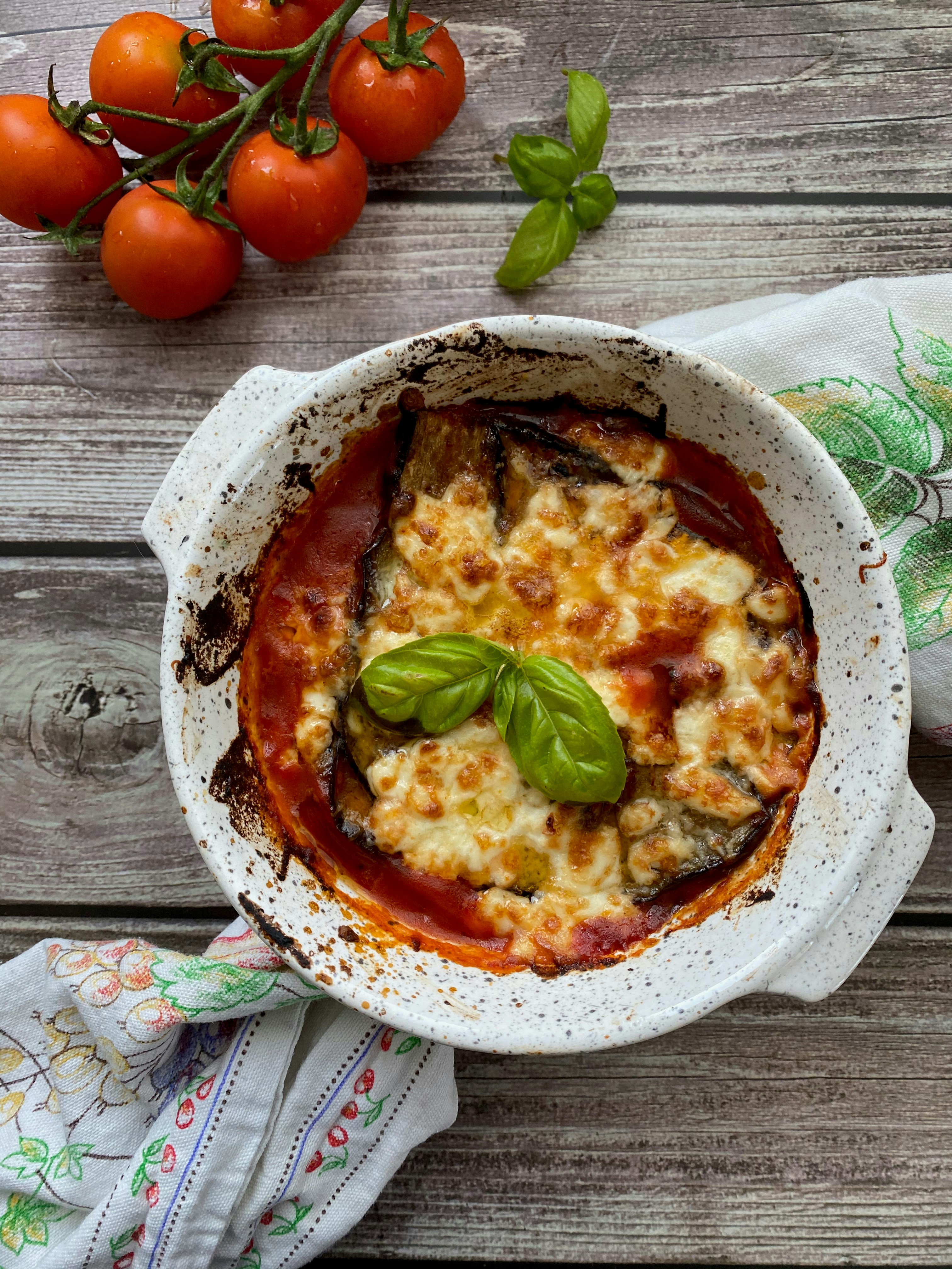 Aubergine Parmigiana in einer Schale | Quelle: Unsplash
