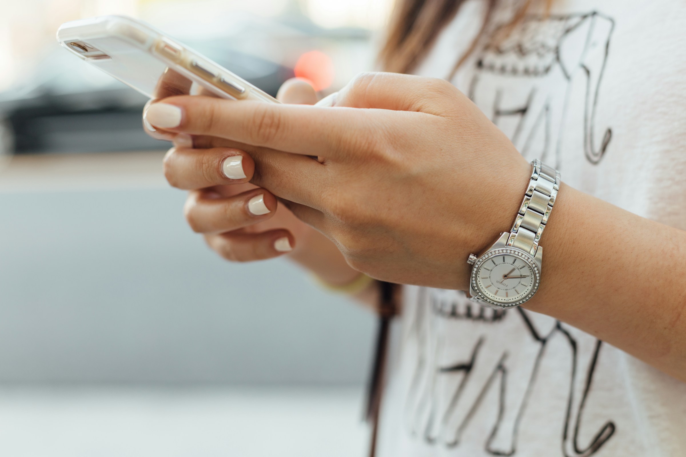 Eine Person benutzt ihr Telefon | Quelle: Unsplash