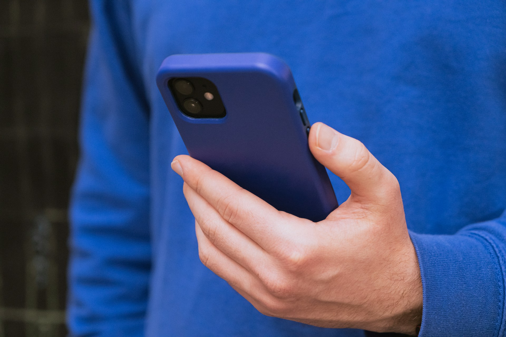Ein Mann hält sein Telefon | Quelle: Unsplash