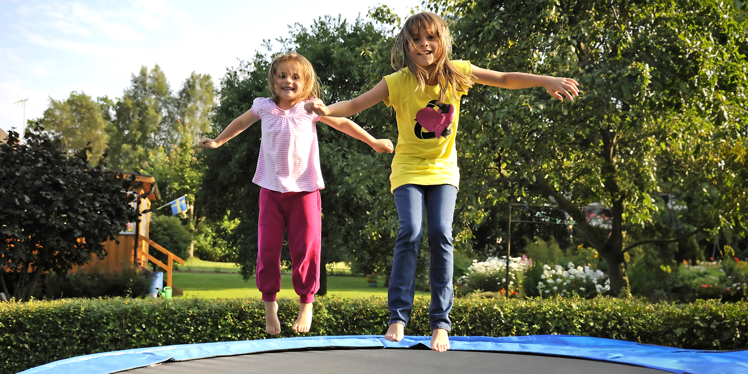 Zwei Kinder springen auf einem Trampolin | Quelle: Shutterstock