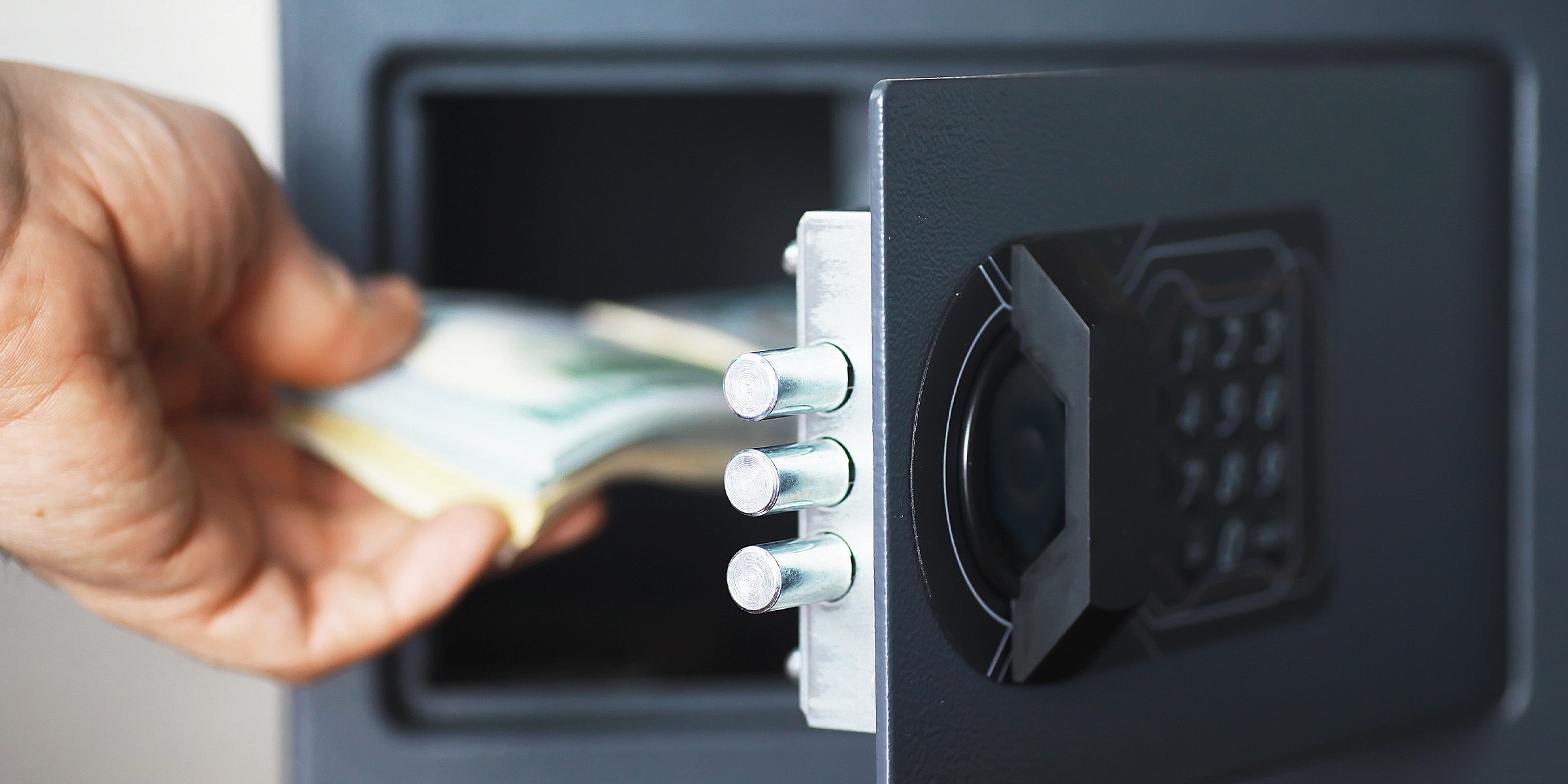 Eine Person, die einen Safe benutzt | Quelle: Shutterstock