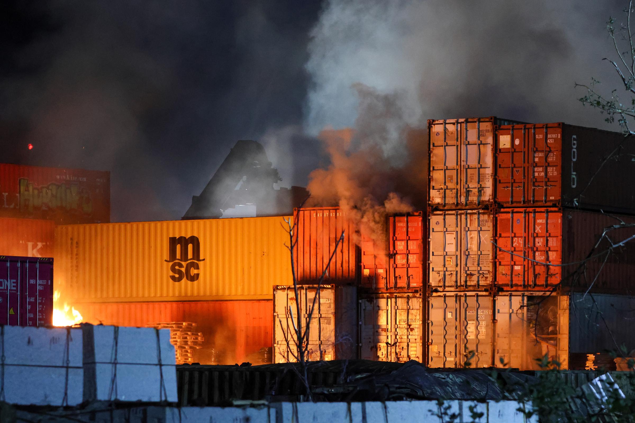 25. August 2025, Hamburg: Feuerwehrleute löschen einen Brand in einem Industriegebiet im Hamburger Hafen. Nach dem Ausbruch eines Feuers in einem Lagerhaus in einem Industriegebiet in Hamburg kam es zu mehreren Explosionen | Quelle: Getty Images