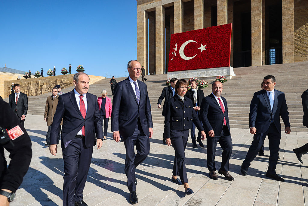 Der deutsche Bundeskanzler Friedrich Merz (2. v. l.) verlässt Anitkabir, das Mausoleum des Gründers der Türkischen Republik, Mustafa Kemal Atatürk, in Ankara am 30. Oktober 2025. | Quelle: Getty Images