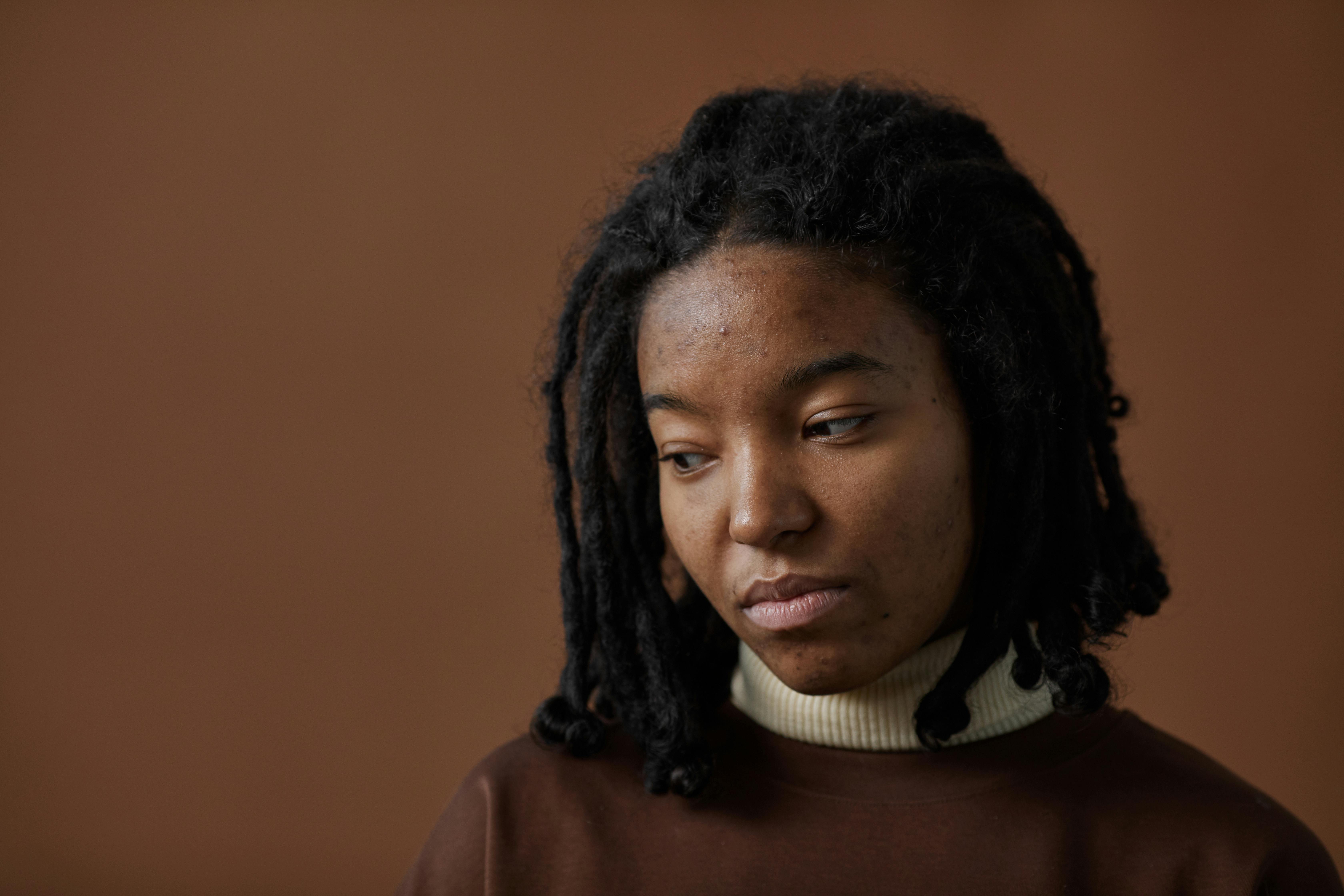 Eine Frau, die Blickkontakt vermeidet | Quelle: Pexels