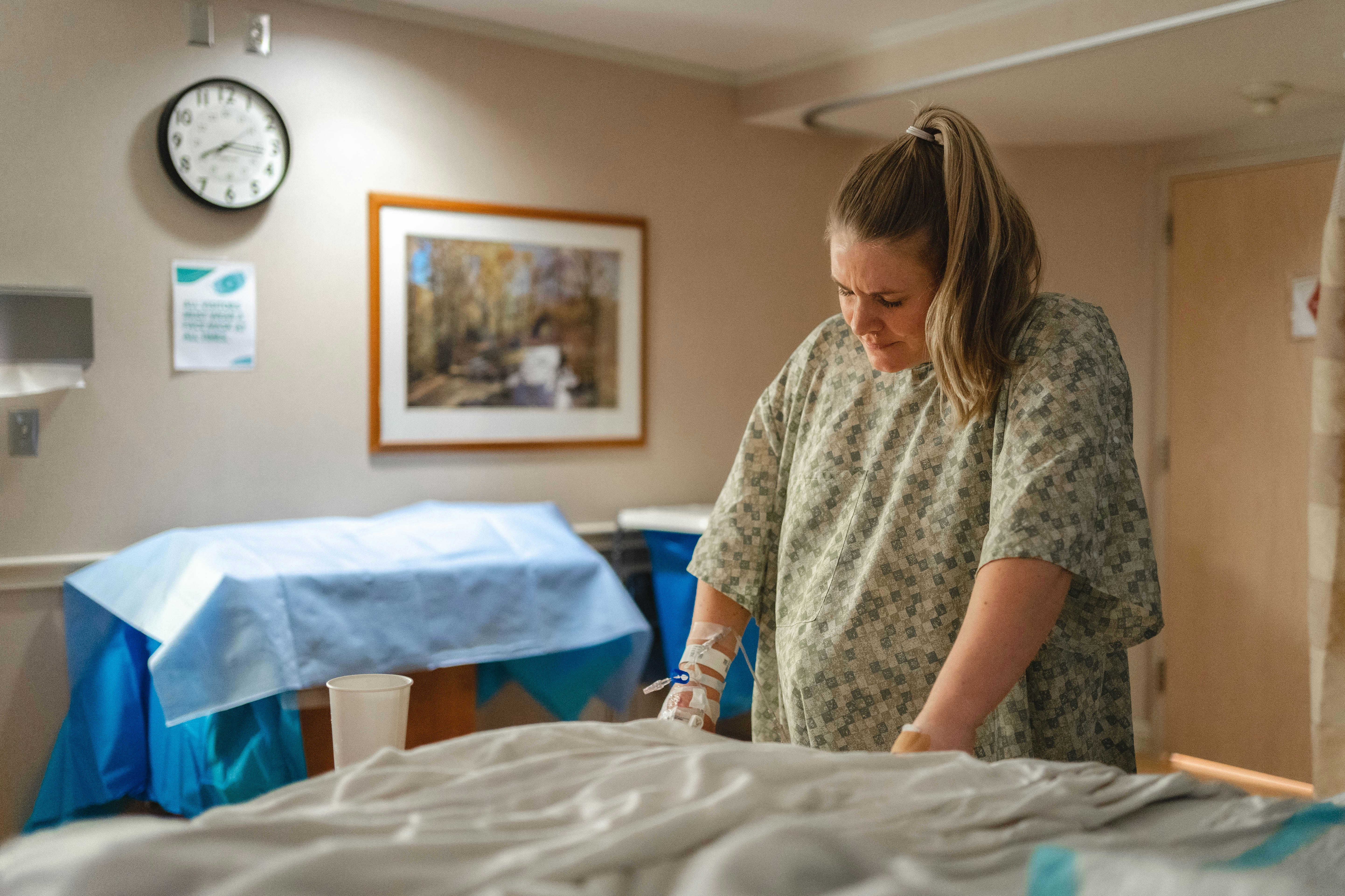 Eine schwangere Frau steht in einem Krankenhauszimmer | Quelle: Unsplash