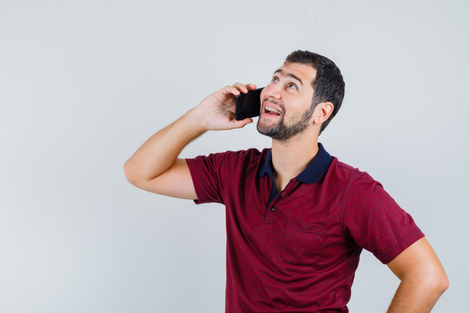 Ein fröhlicher Mann, der telefoniert | Quelle: Freepik