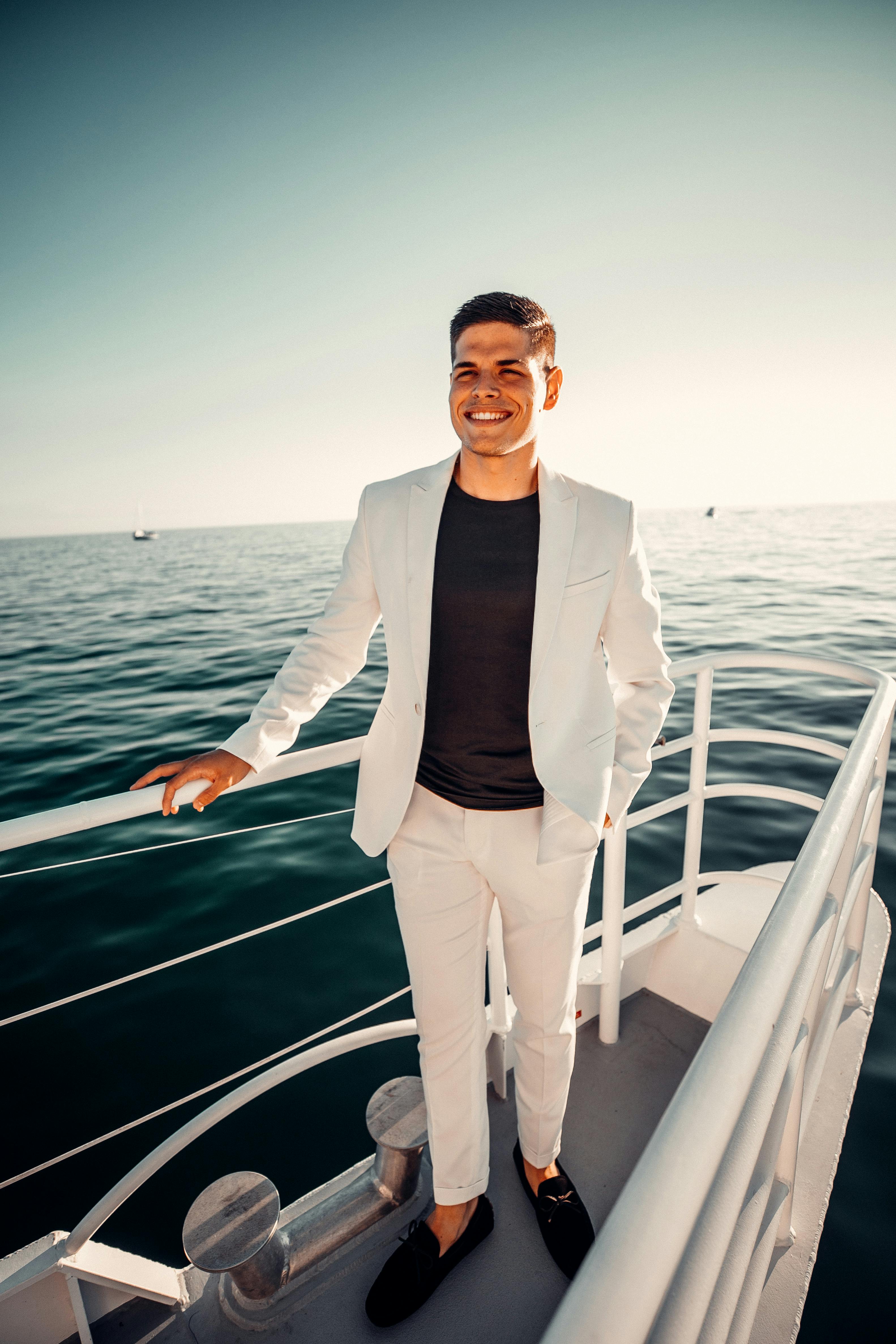 Ein Mann, der auf einer Yacht in See sticht | Quelle: Pexels