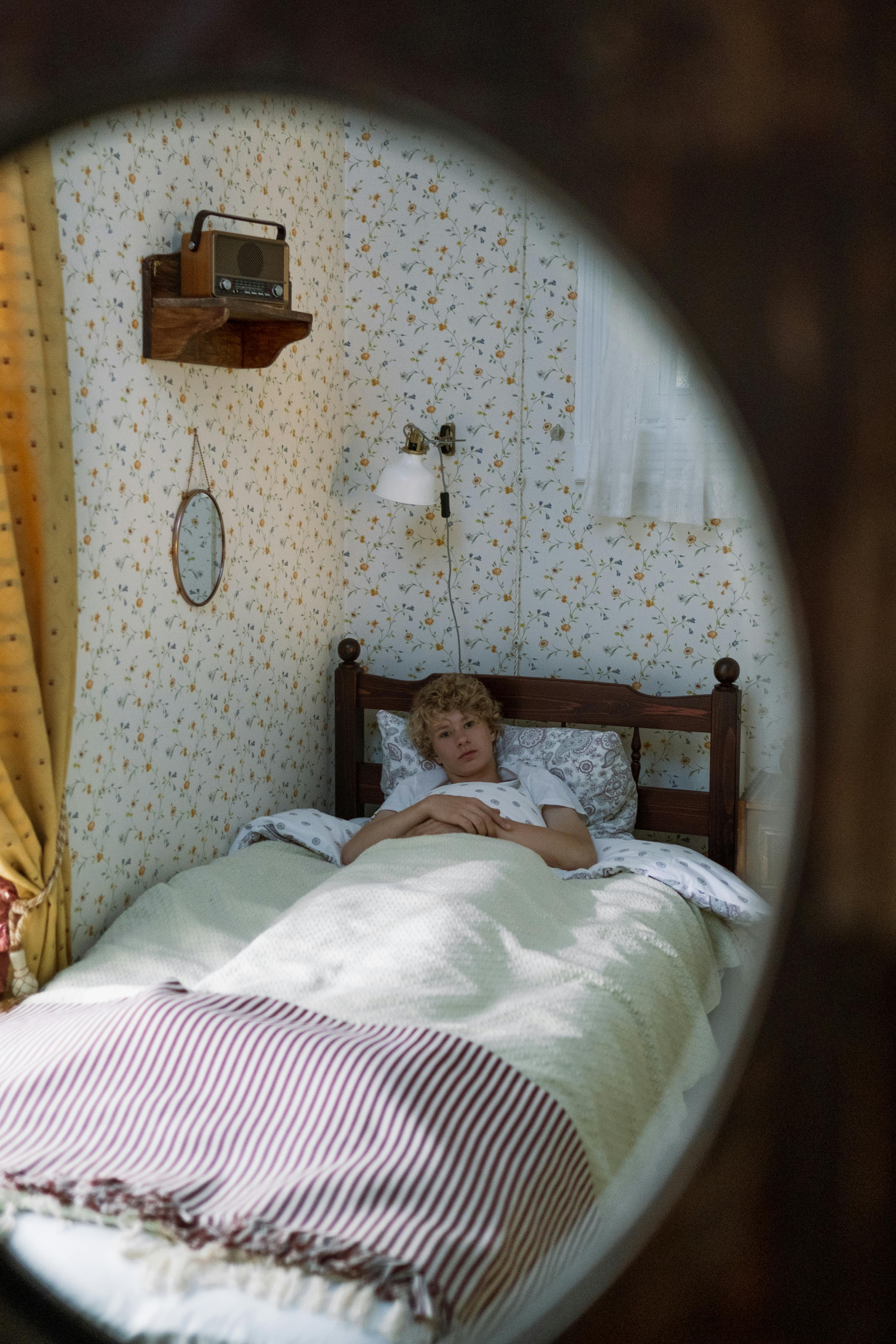 Ein Junge liegt in seinem Bett | Quelle: Pexels