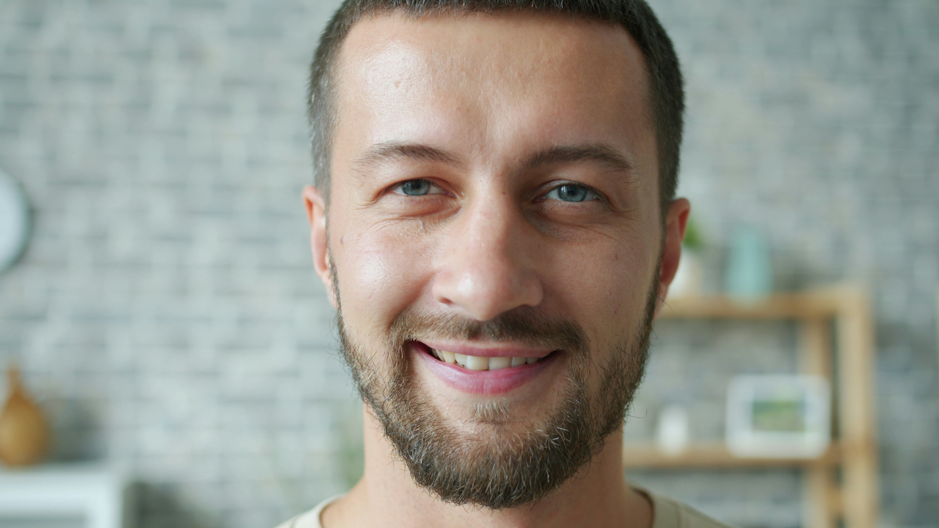 Ein lächelnder Mann | Quelle: Unsplash