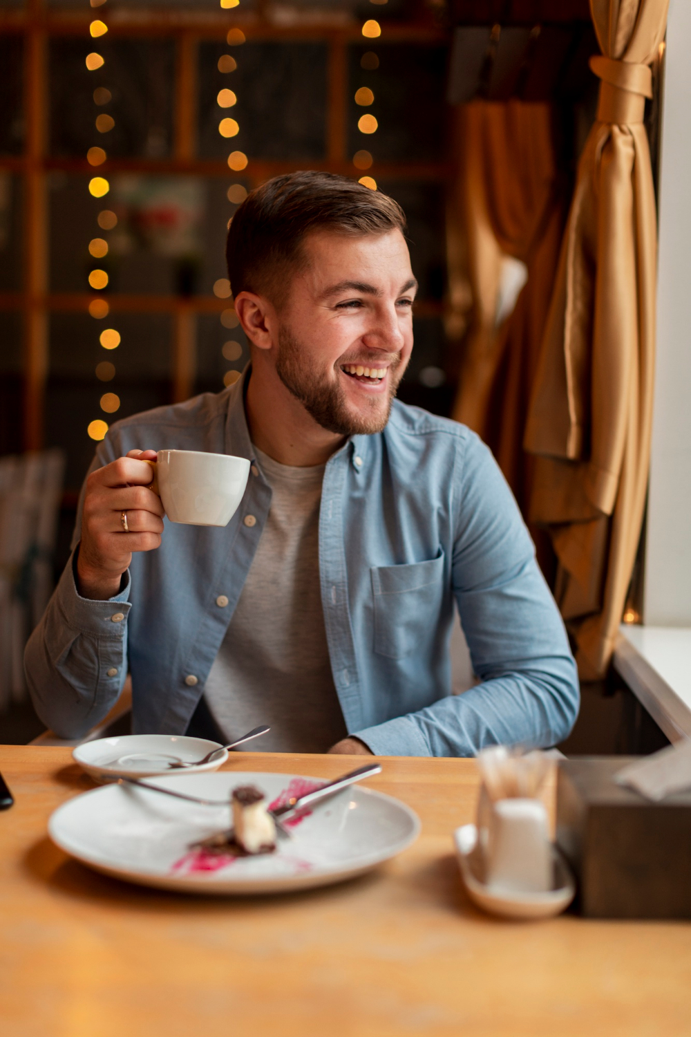 Ein Mann hält eine Tasse und lacht | Quelle: Freepik