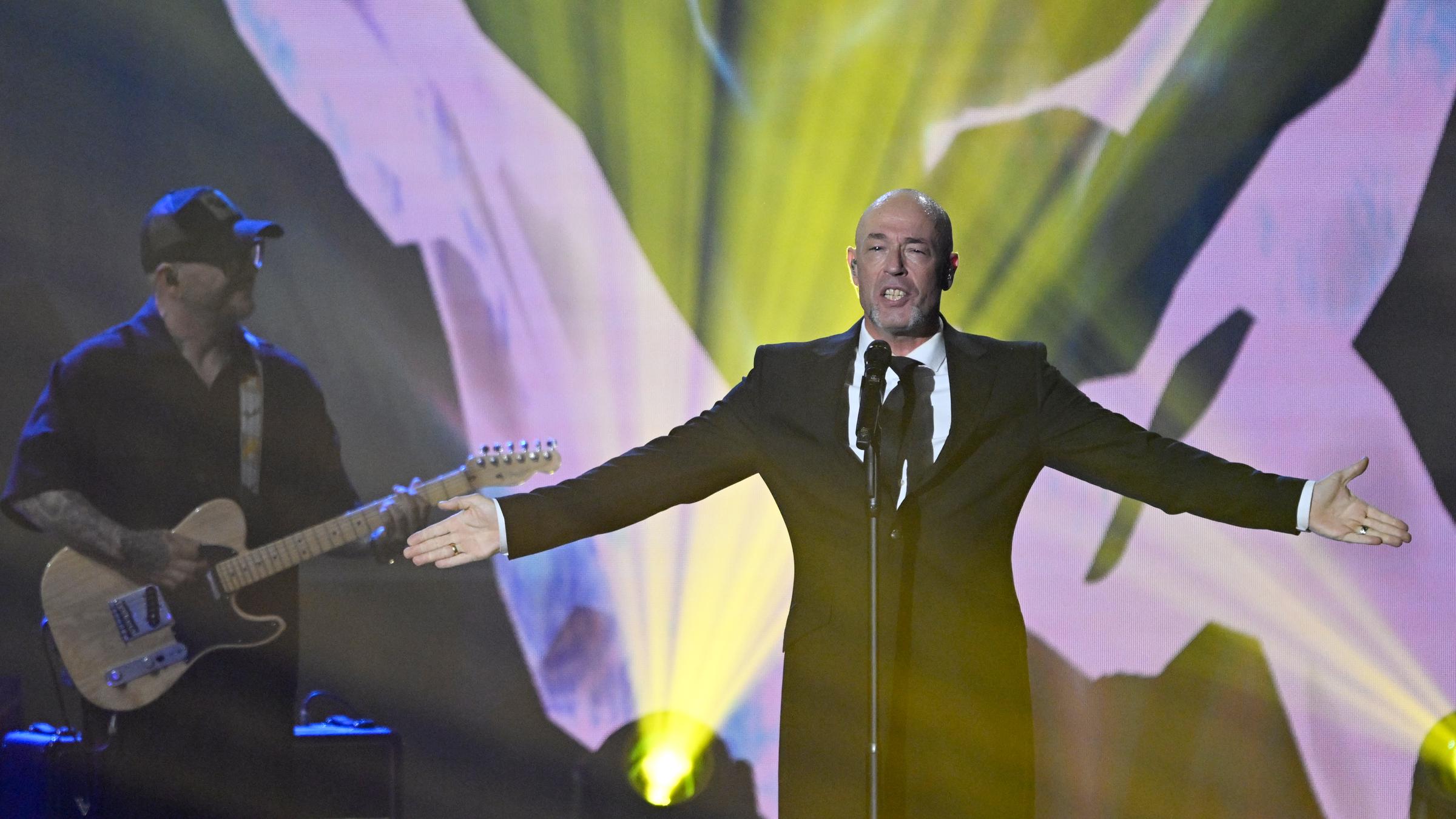 Der Graf performt zusammen mit Unheilig bei der Preisverleihung der Goldenen Henne am 12. September 2025 in Leipzig | Quelle: Getty Images
