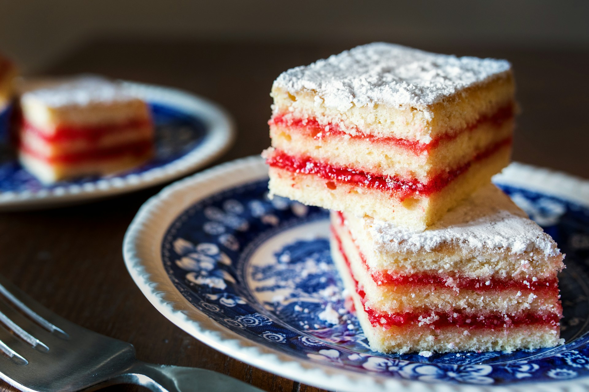 Scheiben von Blechkuchen auf zwei Tellern | Quelle: Unsplash