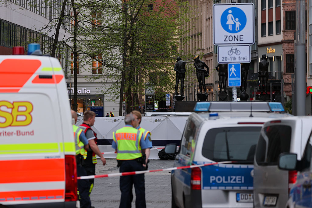 4. Mai 2026, Sachsen, Leipzig: Rettungskräfte stehen am Eingang zur Grimmaischen Straße. In Leipzig ist ein Auto in mehrere Menschen gerast. | Quelle: Getty Images