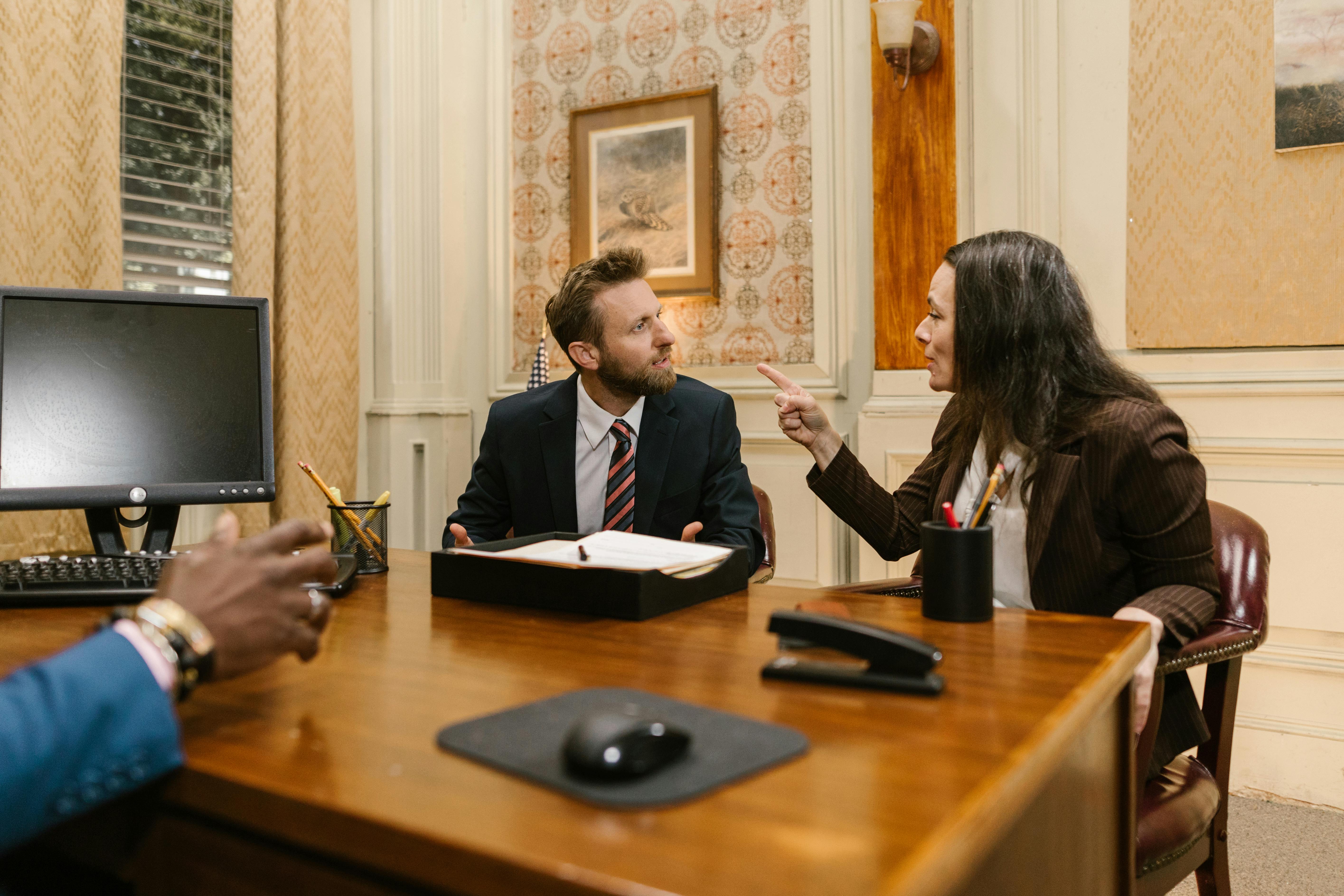 Menschen bei einer Besprechung in einem Büro | Quelle: Pexels