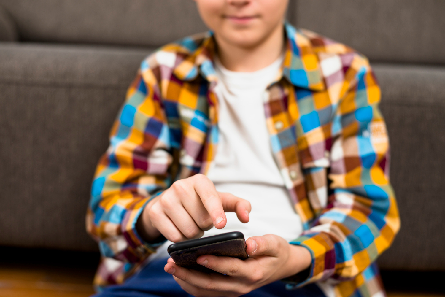Ein Junge hält sein Telefon | Quelle: Freepik