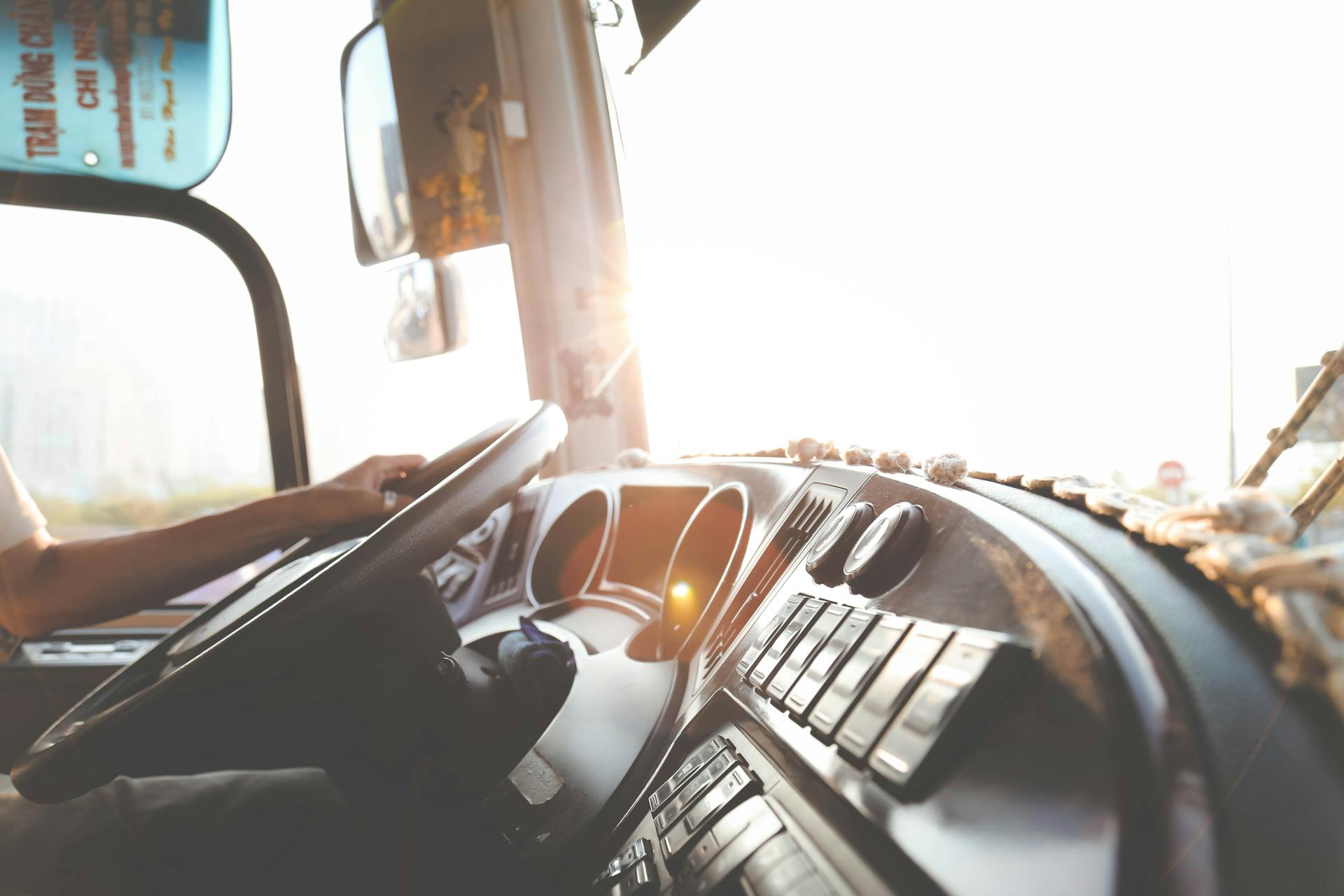 Eine Person, die einen Bus fährt | Quelle: Pexels