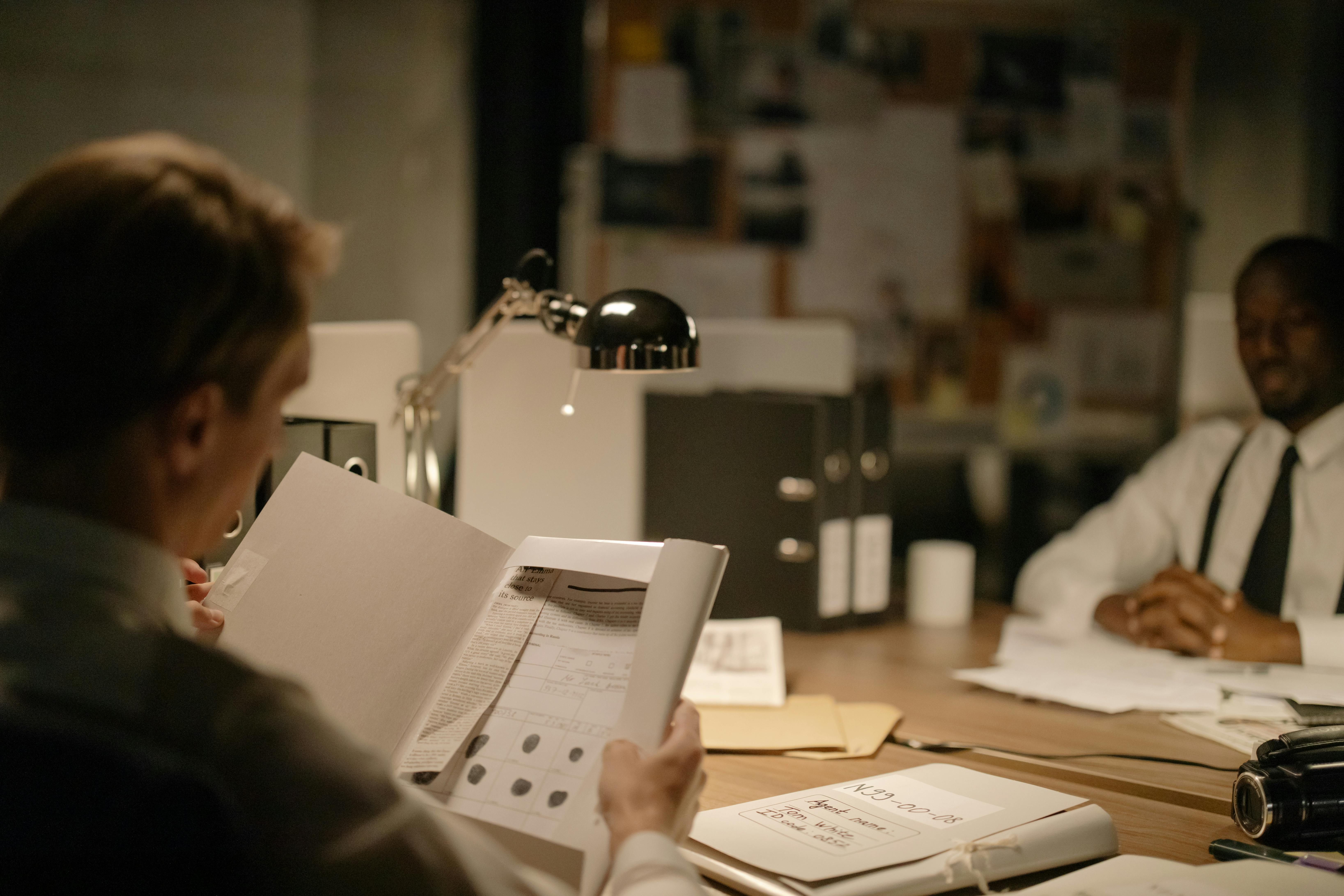 Ein Mann sitzt an seinem Schreibtisch | Quelle: Pexels