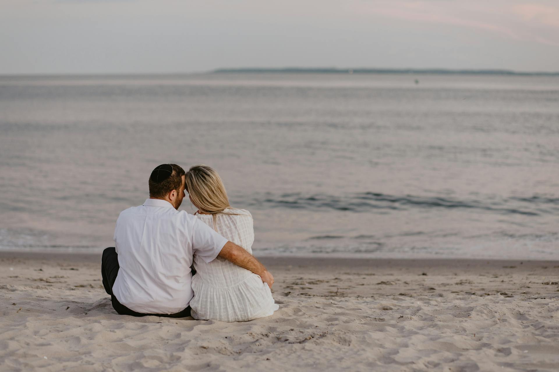 Ein Paar sitzt am Strand | Quelle: Pexels