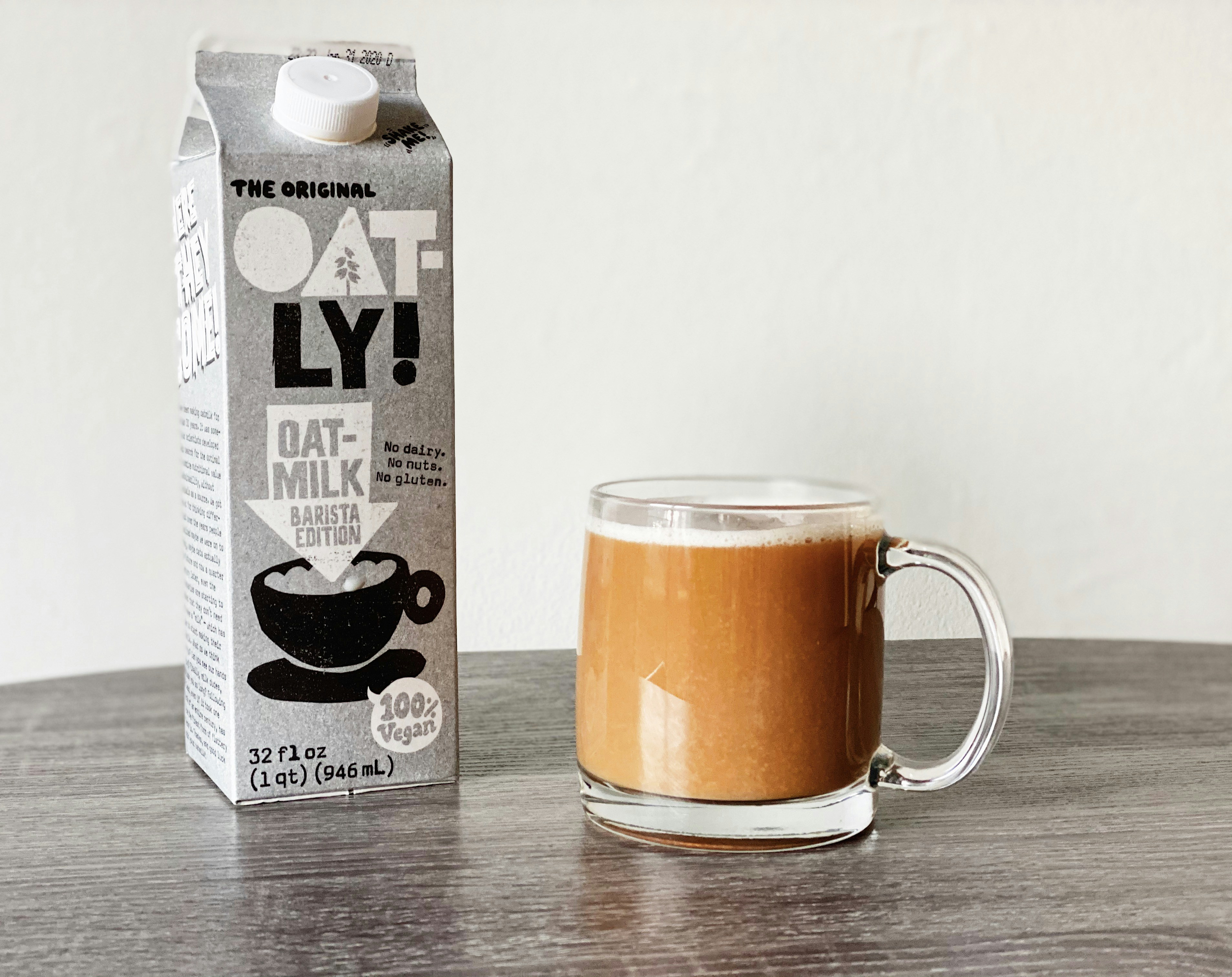 Eine Kiste mit Milch auf einem Tisch | Quelle: Unsplash