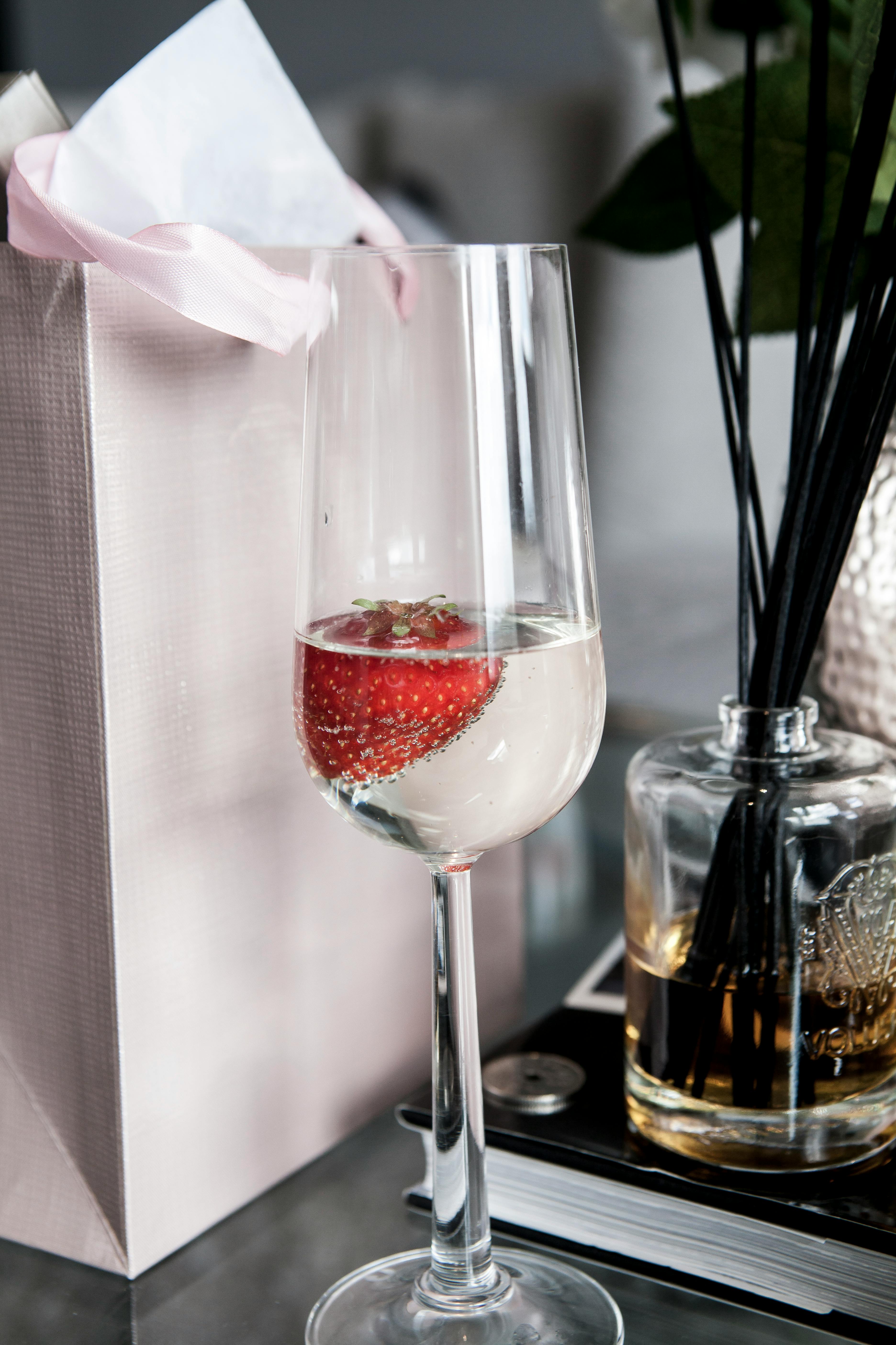 Eine Geschenktüte auf einem Tisch | Quelle: Pexels