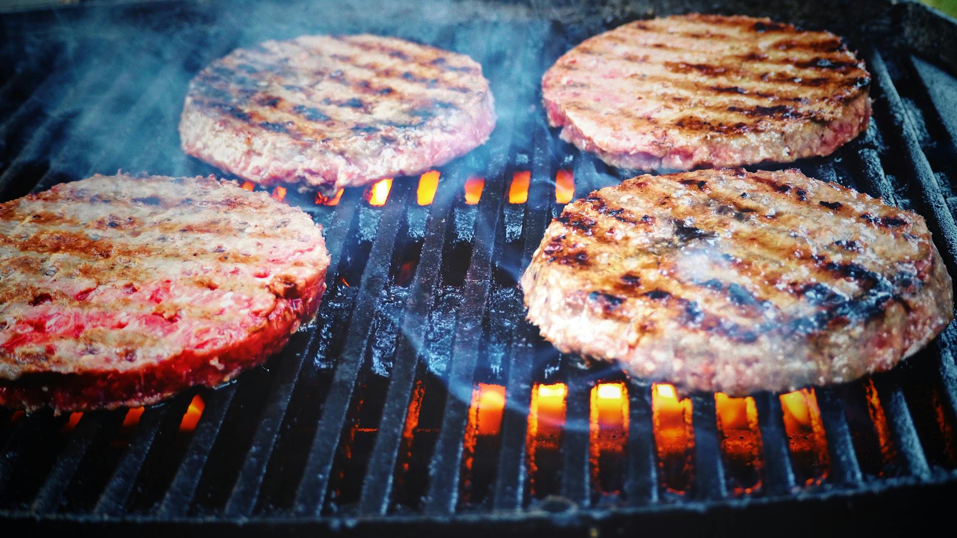 Patties auf einem Grill | Quelle: Pexels