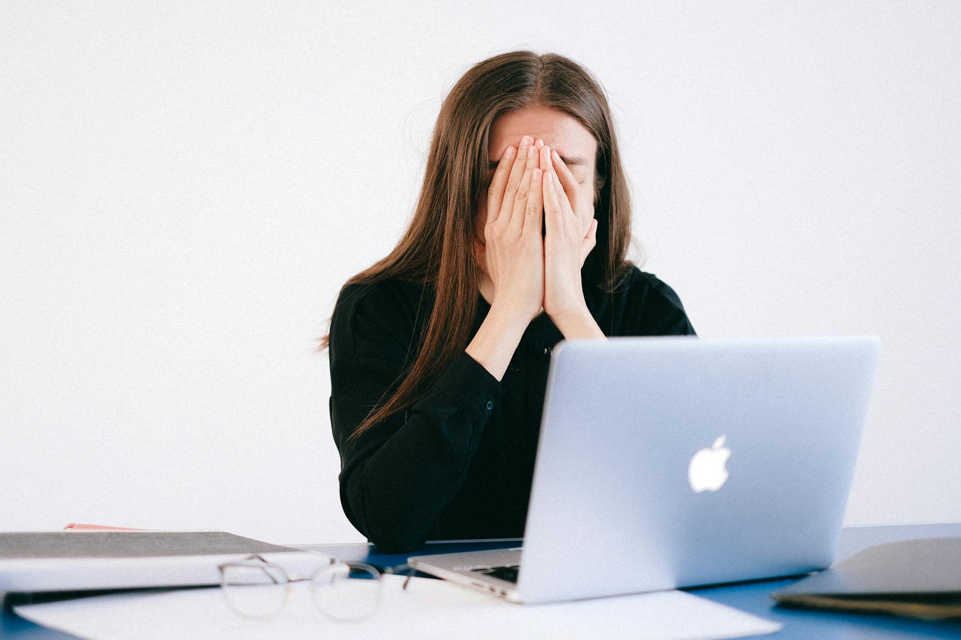 Eine gestresste Frau in ihrem Büro | Quelle: Unsplash