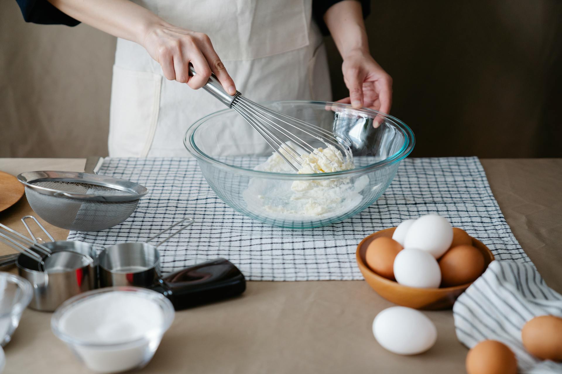 Eine Frau backt einen Kuchen | Quelle: Pexels