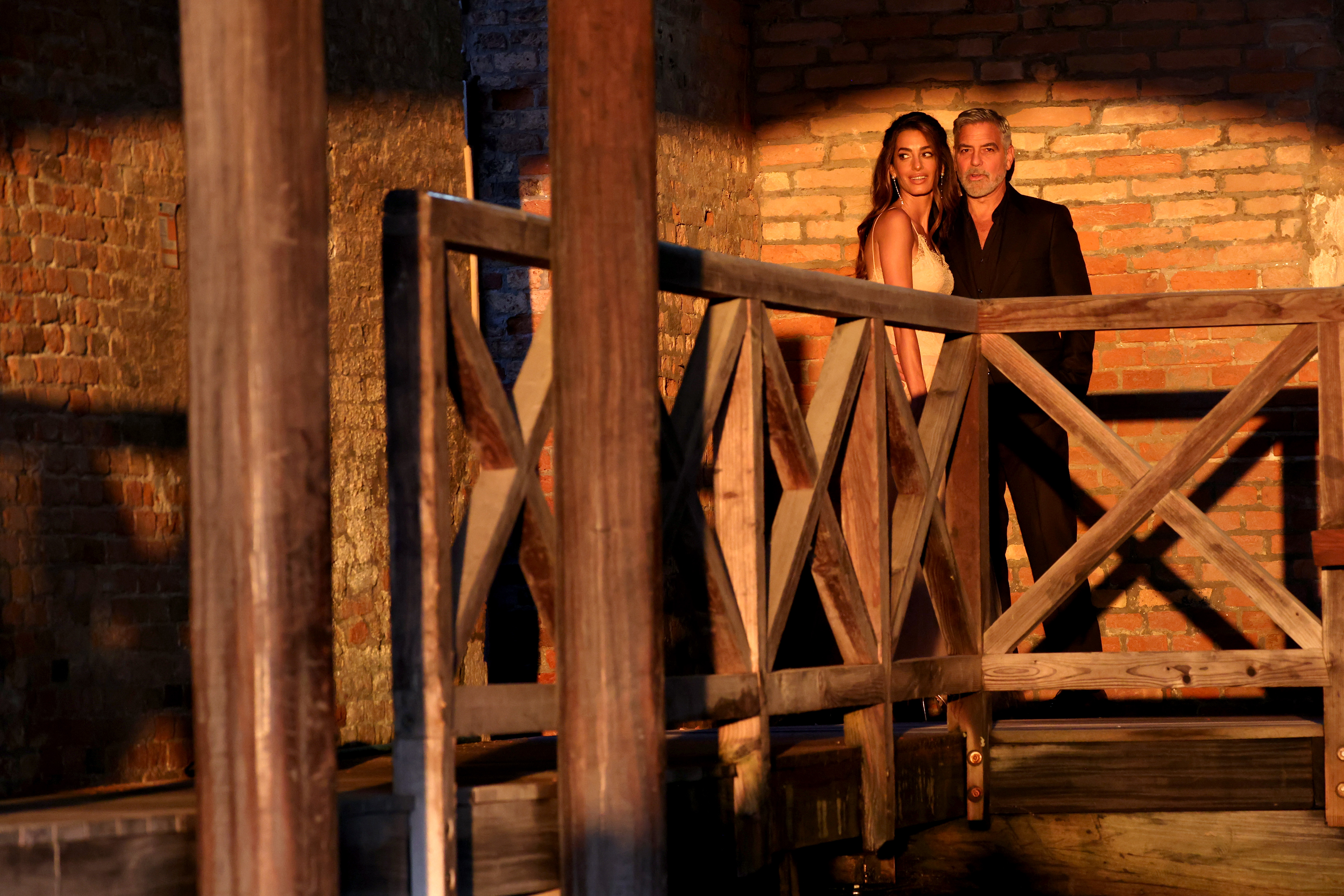 Amal Clooney und George Clooney, aufgenommen am 31. August 2023 in Venedig, Italien. | Quelle: Getty Images
