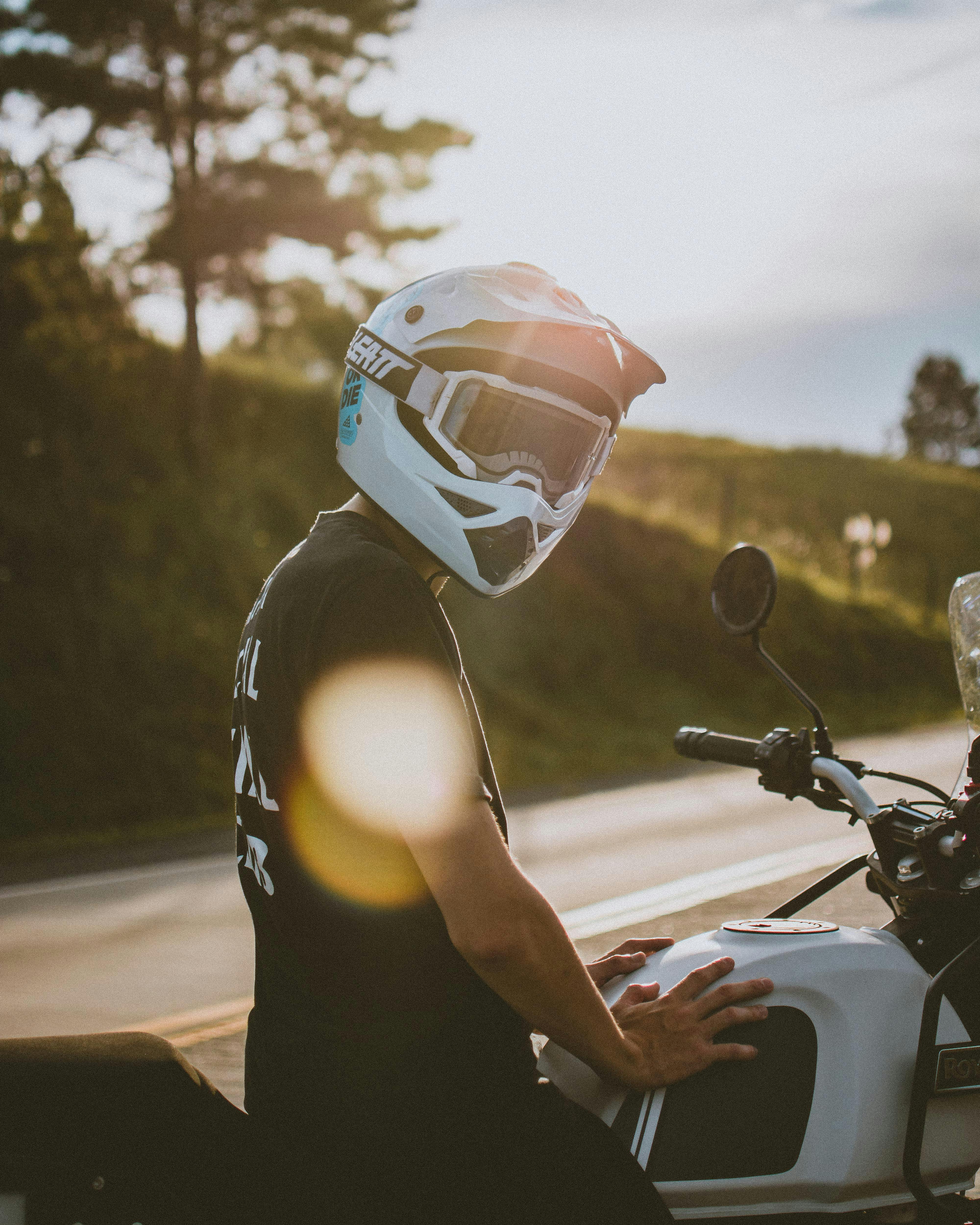 Ein Junge auf einem Motorrad | Quelle: Pexels